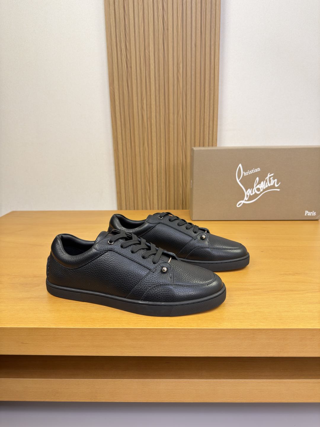 NO:783795,'Christian Louboutin' CL Christie - high-end quality original casual sports sneakers - original pebbled calfskin upper, hand-stitched mark thread on the heel, branded metal fastener decoration - water-dyed cowhide inside - ultra-light TPR rubber outsole; two-color molded outsole - ultra-high quality control, fine workmanship (high-end, luxury, class) -Size  39-44 (38, 45, 46, can be customized)·01462,,cowhide19860909《Christian Louboutin》CL克里斯提 -高端品质 原单·休闲运动板鞋 -鞋面原版荔纹小牛皮、后跟手工串缝马克线、品牌金属扣件装饰 -内里水染牛皮 -大底超轻TPR·橡胶；双色成型大底 -超高品控·做工精细凸显(高端·贵气·档次) -Size 39-44（38,45,46,可订做)·01462,,cowhide,Men's shoes