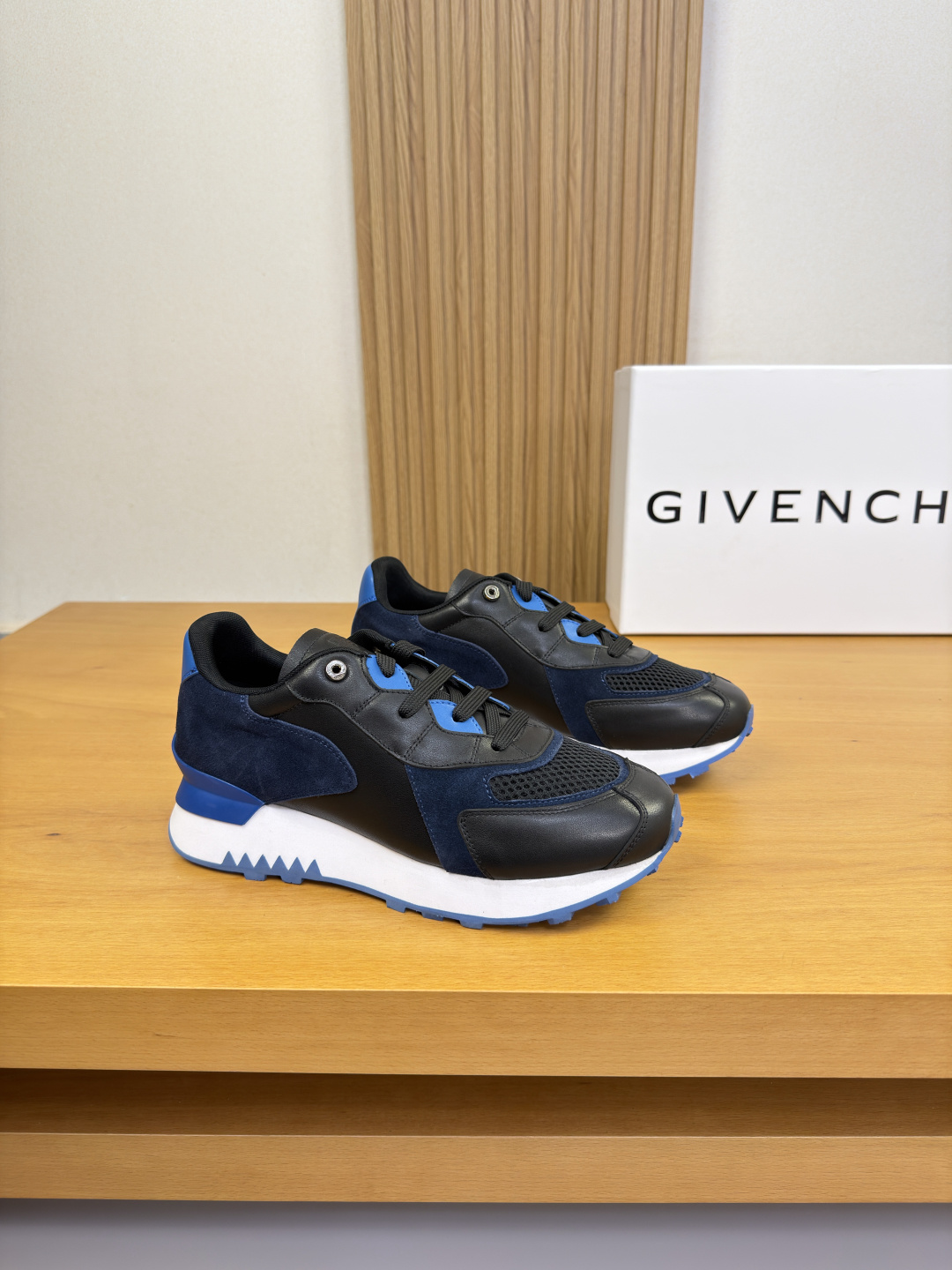NO:783815,[GIVENCHY] Givenchy - high-end quality original casual sports shoes - upper; Nappa calfskin, suede calfskin, brand hollow mesh canvas, tongue. Air-pressure brand logo - brand canvas lining, feet; water-dyed cowhide - outsole ultra-light wear-resistant velvet rubber; combined molded two-color outsole - ultra-high quality control and fine workmanship (high-end, luxury, grade) -Size  39-44 (38,45, can be customized)·G0136,,givenchy,givenchy,sneakers,cowhide19860909【GIVENCHY】纪梵希 -高端品质 原单·休闲运动鞋 -鞋面；纳帕小牛皮、反绒小牛皮、品牌镂空网帆布、鞋舌.空压品牌logo -内里品牌帆布,垫脚；水染牛皮 -大底超轻耐磨绒·橡胶; 组合成型双色大底 -超高品控·做工精细凸显(高端·贵气·档次) -Size 39-44（38,45,可订做)·G0136,,givenchy,givenchy,sneakers,cowhide,Men's shoes