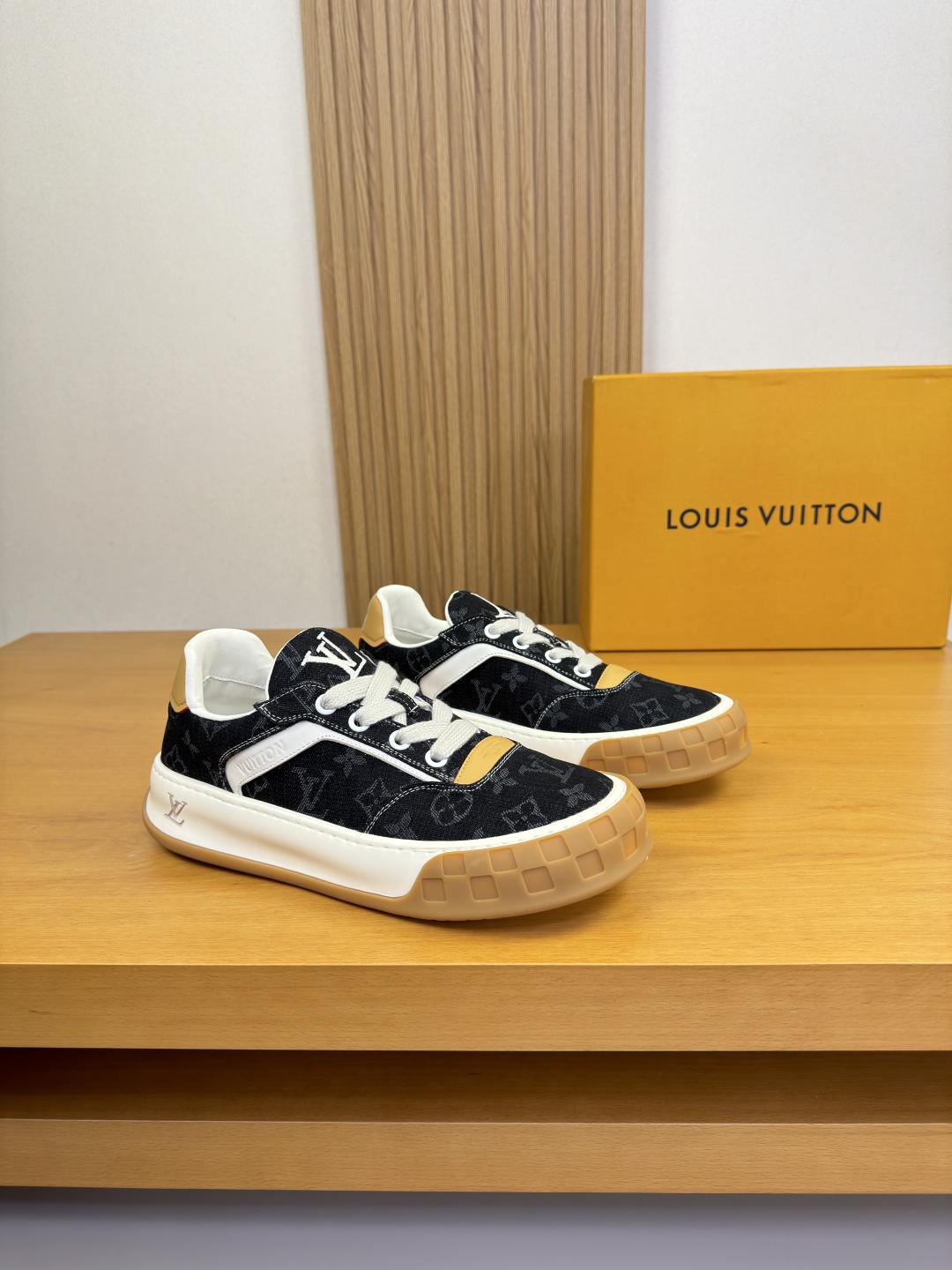 NO:783822,[Louis Vuitton] Louis Vuitton - high-end quality original casual sports shoes - upper Nappa calfskin, brand totem cloth, toe, body, heel, air-pressure brand logo, tongue, embroidered brand totem - water-dyed cowhide lining, foot pads; brand canvas - ultra-light original TPU foam rubber outsole; two-color molded outsole - ultra-high quality control, fine workmanship (high-end, luxury, grade) -Size  39-44 (38,45, can be customized)·L0107,,louis vuitton,louis vuitton,sneakers,cowhide19860909【Louis Vuitton】路易威登 -高端品质 原单·休闲运动鞋 -鞋面纳帕小牛皮、品牌图腾布匹、鞋头.鞋身.后跟.空压品牌logo、鞋舌.刺绣品牌图腾 -内里水染牛皮,垫脚；品牌帆布 -大底超轻原版TPU发泡.橡胶；双色成型大底 -超高品控·做工精细凸显(高端·贵气·档次) -Size 39-44（38,45,可订做)·L0107,,louis vuitton,louis vuitton,sneakers,cowhide,Men's shoes
