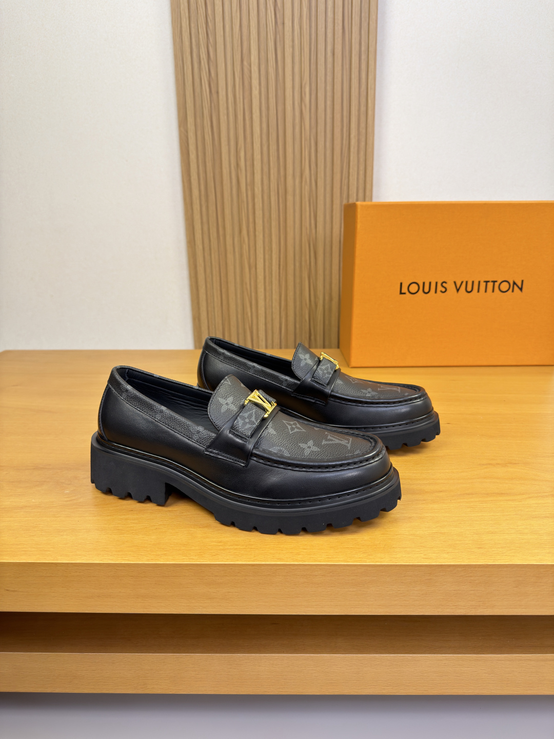 NO:829018,[Louis Vuitton] Louis Vuitton - high-end quality, original, formal leather shoes - imported nappa calfskin uppers, brand totem PVC leather, hand-stitched mark thread on shoe tabs, brand metal fastener cross-arm decoration - water-dyed cowhide inside - ultra-light TPU foam outsole, rubber, combined molded outsole - ultra-high quality control, fine workmanship highlighted (high-end, luxury, grade) -Size  38-44 (38.45.46. Can be customized)·0187,,louis vuitton,louis vuitton,cowhide19860909【 Louis Vuitton】路易威登 -高端品质·原单·正装皮鞋 -鞋面进口纳帕小牛皮、品牌图腾PVC皮料、鞋丹手工串缝马克线、品牌金属扣件横担装饰 -内里水染牛皮 -大底超轻TPU发泡·橡胶·组合成型大底 -超高品控·做工精细凸显(高端·贵气·档次) -Size 38-44（38.45.46.可订做)·0187,,louis vuitton,louis vuitton,cowhide,Men's shoes