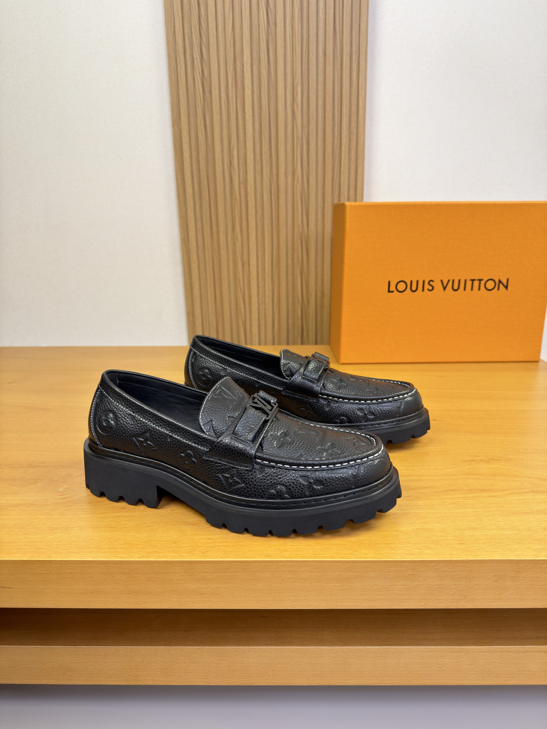 NO:829029,[Louis Vuitton] Louis Vuitton - high-end quality, original, formal leather shoes - imported pebbled calfskin uppers, air-pressured brand totems, hand-stitched mark threads on the soles, brand metal fastener cross-arm decoration - water-dyed cowhide inside - ultra-light TPU foam outsole, rubber, combined molded outsole - ultra-high quality control, fine workmanship highlighted (high-end, luxury, grade) -Size  38-44 (38.45.46. Can be customized)·0187,,louis vuitton,louis vuitton,cowhide19860909【 Louis Vuitton】路易威登 -高端品质·原单·正装皮鞋 -鞋面进口荔纹小牛皮、空压品牌图腾、鞋丹手工串缝马克线、品牌金属扣件横担装饰 -内里水染牛皮 -大底超轻TPU发泡·橡胶·组合成型大底 -超高品控·做工精细凸显(高端·贵气·档次) -Size 38-44（38.45.46.可订做)·0187,,louis vuitton,louis vuitton,cowhide,Men's shoes