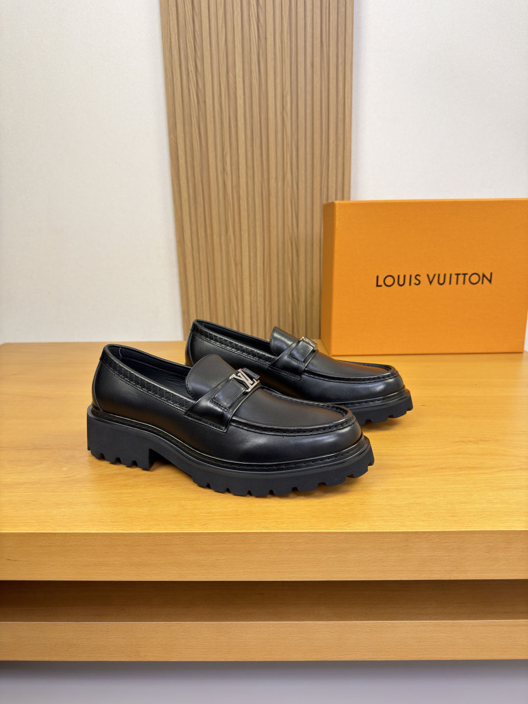 NO:829038,[Louis Vuitton] Louis Vuitton - high-end quality, original, formal leather shoes - imported nappa calfskin uppers, hand-stitched mark thread on the soles, branded metal fastener cross-arm decoration - water-dyed cowhide inside - ultra-light TPU foam outsole, rubber, combined molded outsole - ultra-high quality control, fine workmanship highlighted (high-end, luxury, grade) -Size  38-44 (38.45.46. Can be customized)·0187,,louis vuitton,louis vuitton,cowhide19860909【 Louis Vuitton】路易威登 -高端品质·原单·正装皮鞋 -鞋面进口纳帕小牛皮、鞋丹手工串缝马克线、品牌金属扣件横担装饰 -内里水染牛皮 -大底超轻TPU发泡·橡胶·组合成型大底 -超高品控·做工精细凸显(高端·贵气·档次) -Size 38-44（38.45.46.可订做)·0187,,louis vuitton,louis vuitton,cowhide,Men's shoes
