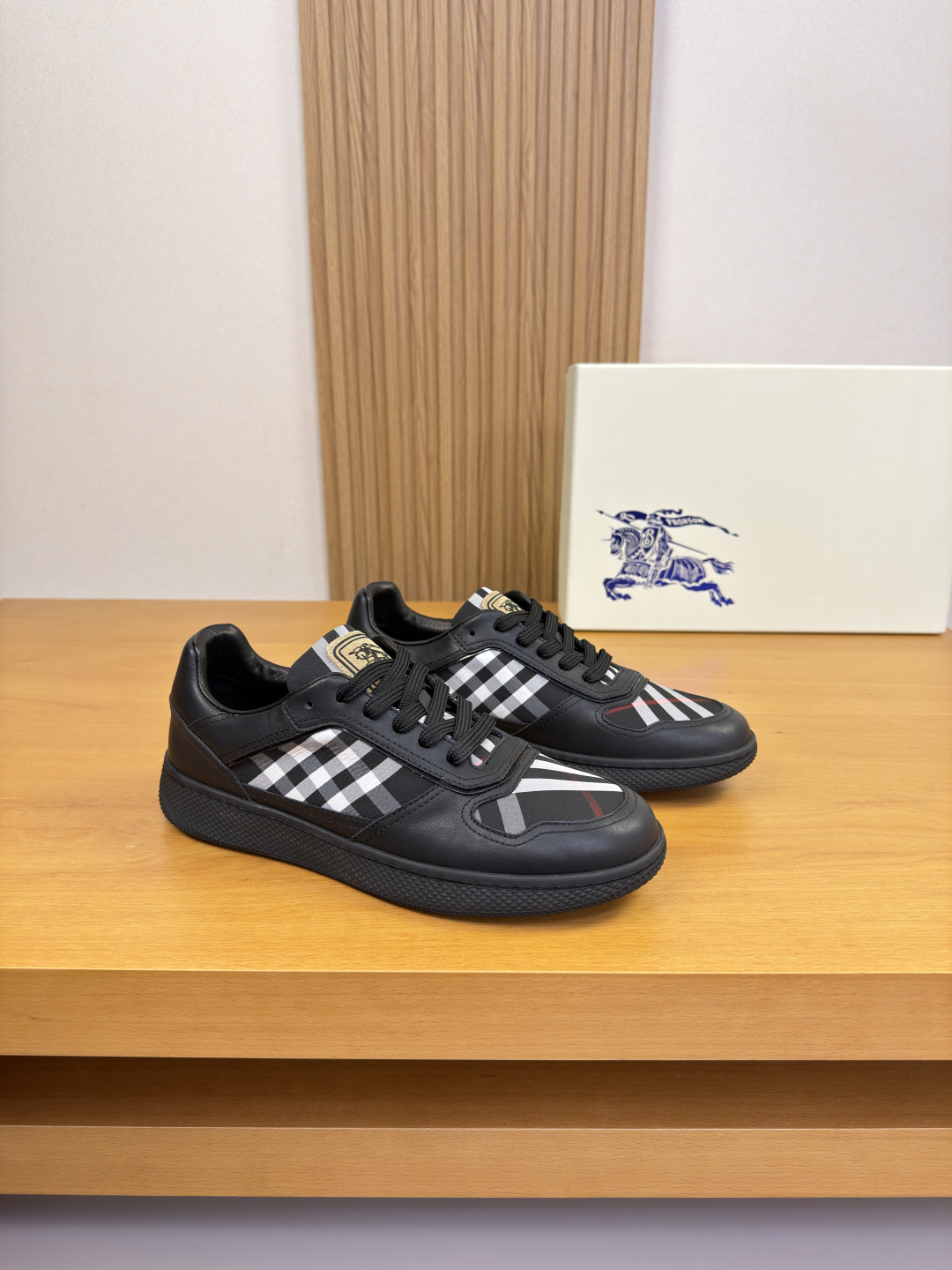 NO:829047,[BURBERRY] Burberry - high-end quality original casual sports sneakers - imported nappa calfskin upper, brand totem cloth, tongue. Injection-molded brand logo totem - water-dyed cowhide inside - ultra-light TPR rubber outsole; two-color molded outsole - ultra-high quality control, fine workmanship (high-end, luxury, class) -Size  38-44 (45, can be customized)·BBR0157,,burberry,burberry,cowhide19860909【 BURBERRY】巴宝莉 -高端品质 原单·休闲运动板鞋 -鞋面进口纳帕小牛皮、品牌图腾布匹、鞋舌.注塑品牌logo图腾 -内里水染牛皮 -大底超轻TPR橡胶; 双色成型大底 -超高品控·做工精细凸显(高端·贵气·档次) -Size 38-44（45,可订做)·BBR0157,,burberry,burberry,cowhide,Men's shoes