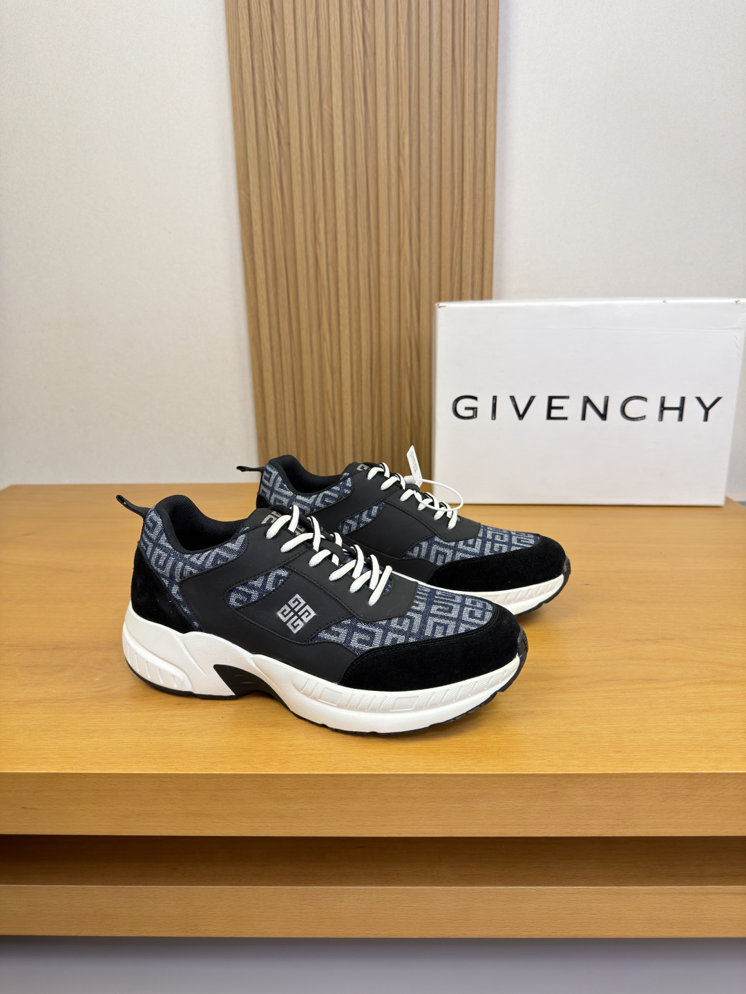 NO:829008,[GIVENCHY] Givenchy - high-end quality original casual sports shoes - upper; Nappa calfskin, suede calfskin, shoe body. Sewn brand totem canvas, tongue. Sewn brand cloth label, heel. Brand webbing - Lining brand canvas, foot pad; water-dyed cowhide - Outsole ultra-light TPU foam. Rubber; two-color molded outsole - Ultra-high quality control, fine workmanship highlighted (high-end, luxury, grade) -Size  39-44 (38,45, can be customized)·GVC0756,,givenchy,givenchy,sneakers,cowhide19860909【GIVENCHY】纪梵希 -高端品质 原单·休闲运动鞋 -鞋面；纳帕小牛皮、反绒小牛皮、鞋身.车缝品牌图腾帆布、鞋舌.车缝品牌布标、后跟.品牌织带 -内里品牌帆布,垫脚；水染牛皮 -大底超轻TPU发泡.橡胶；双色成型大底 -超高品控·做工精细凸显(高端·贵气·档次) -Size 39-44（38,45,可订做)·GVC0756,,givenchy,givenchy,sneakers,cowhide,Men's shoes