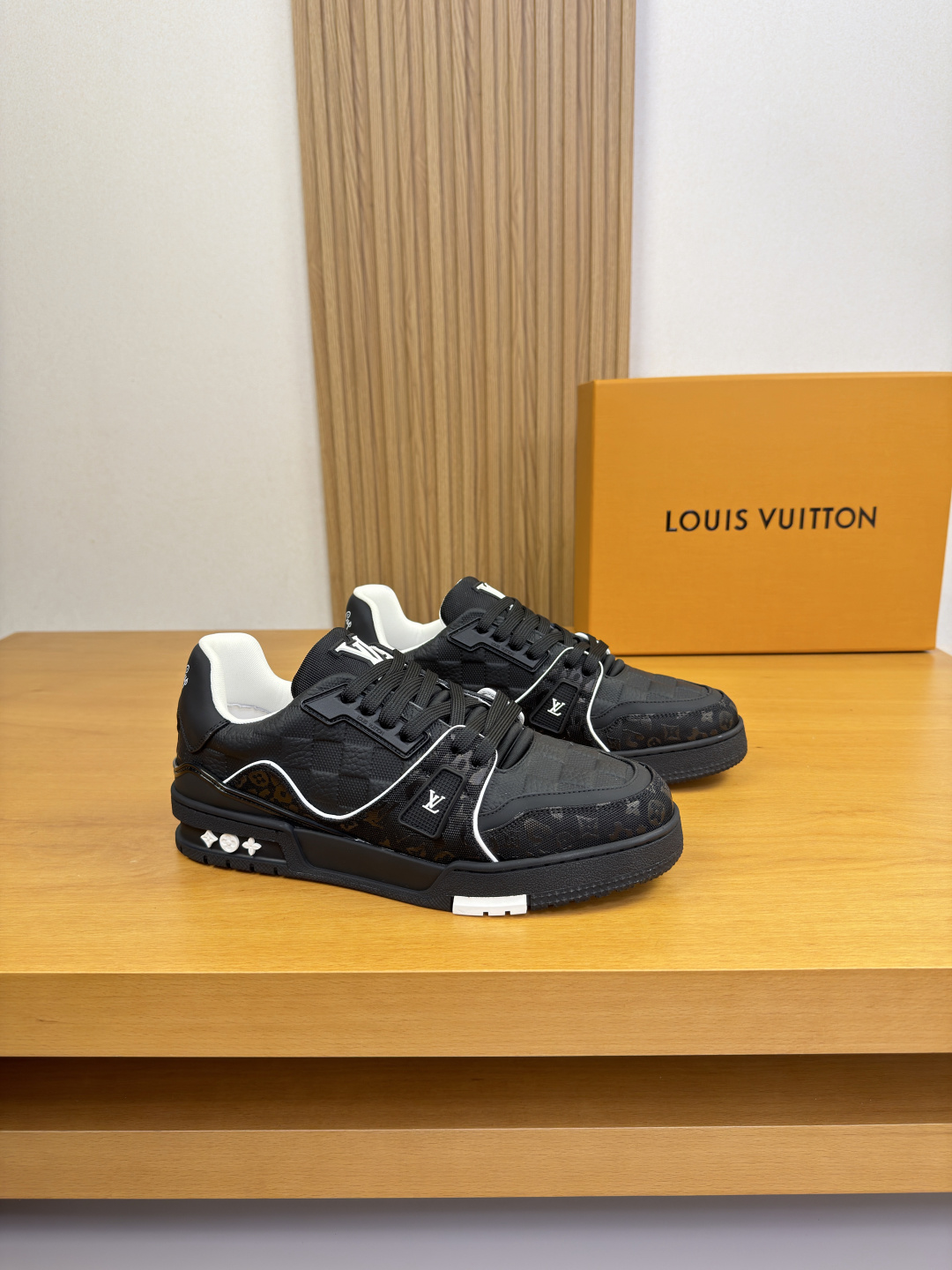 NO:829043,[Louis Vuitton] Louis Vuitton - high-end quality original single casual sports shoes - upper brand totem cloth, pebbled calfskin. Air-pressure brand totem, shoe body. Sewn brand plastic module, tongue, sewn plastic logo, heel; silk screen high-frequency brand totem - lining brand canvas - outsole ultra-light original TPR.  -Size 39-44 (38,45, can be customized)·L01111,,louis vuitton,louis vuitton,sneakers,cowhide19860909【Louis Vuitton】路易威登 -高端品质 原单·休闲运动鞋 -鞋面品牌图腾布匹、荔纹小牛皮.空压品牌图腾、鞋身.车缝品牌塑胶模块、鞋舌.车缝塑胶logo、后跟；丝印高周波品牌图腾 -内里品牌帆布 -大底超轻原版TPR.橡胶；双色成型大底 -超高品控·做工精细凸显(高端·贵气·档次) -Size 39-44（38,45,可订做)·L01111,,louis vuitton,louis vuitton,sneakers,cowhide,Men's shoes