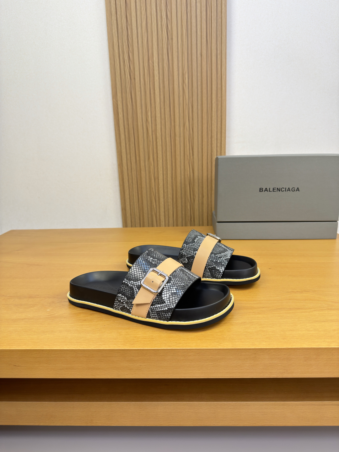 NO:828976,[BALENCIAGA] Balenciaga - high-end quality original slippers - casual sandals - uppers imported python leather, brand logo metal fastener decoration - environmentally friendly suede lining - ultra-light TPU rubber foam outsole; combined molded outsole - ultra-high quality control, fine workmanship highlighted (high-end, luxury, grade) -Size  39-44 (38,45, customized)·BLCG0186,,balenciaga,balenciaga,slippers19860909【 BALENCIAGA】巴黎世家 -高端品质 原单·休闲凉拖鞋 -鞋面进口蟒蛇纹皮、品牌logo金属扣件装饰 -内里环保反绒皮 -大底超轻TPU橡胶发泡；组合成型大底 -超高品控·做工精细凸显(高端·贵气·档次) -Size 39-44（38,45,订做)·BLCG0186,,balenciaga,balenciaga,slippers,Men's shoes