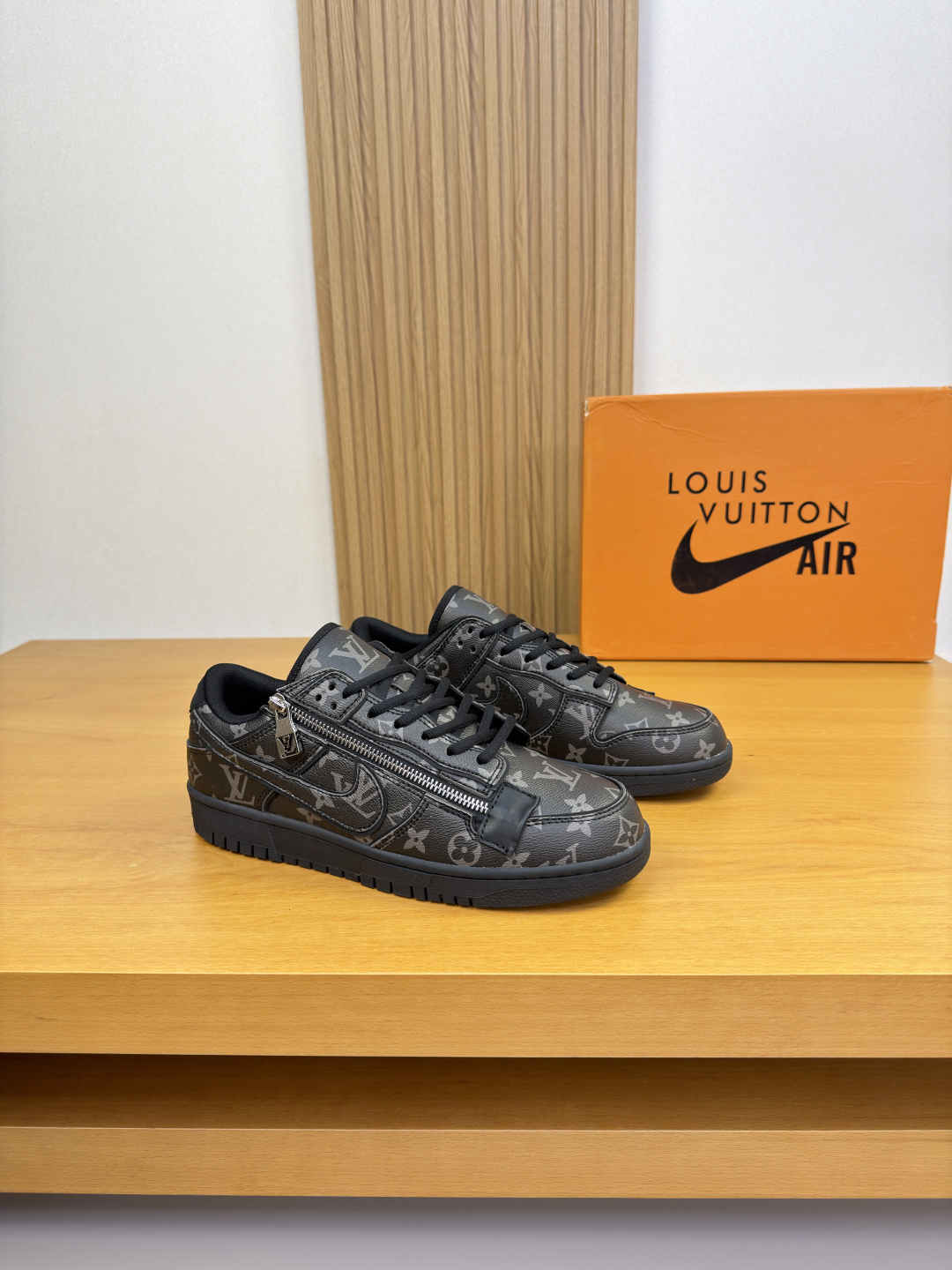 NO:830104,[Louis Vuitton-AIR] Louis Vuitton co-branded model - High-end quality original single casual sports sneakers - Original brand totem PVC leather on the upper, brand metal zipper, heel. Embroidered brand logo - Brand canvas on the lining - Original TPR rubber on the outsole; molded outsole - Ultra-high quality control, fine workmanship, highlighted (high-end, luxury, grade)  -Size39-44 (38,45,46, can be customized)·0150,,louis vuitton,louis vuitton19860909【Louis Vuitton-AIR】路易威登 联名款 -高端品质 原单·休闲运动板鞋 -鞋面原版品牌图腾PVC皮料、品牌金属拉链、后跟.刺绣品牌logo -内里品牌帆布 -大底原版TPR·橡胶；成型大底 -超高品控·做工精细·凸显(高端·贵气·档次) -Size39-44（38,45,46,可订做)·0150,,louis vuitton,louis vuitton,Men's shoes