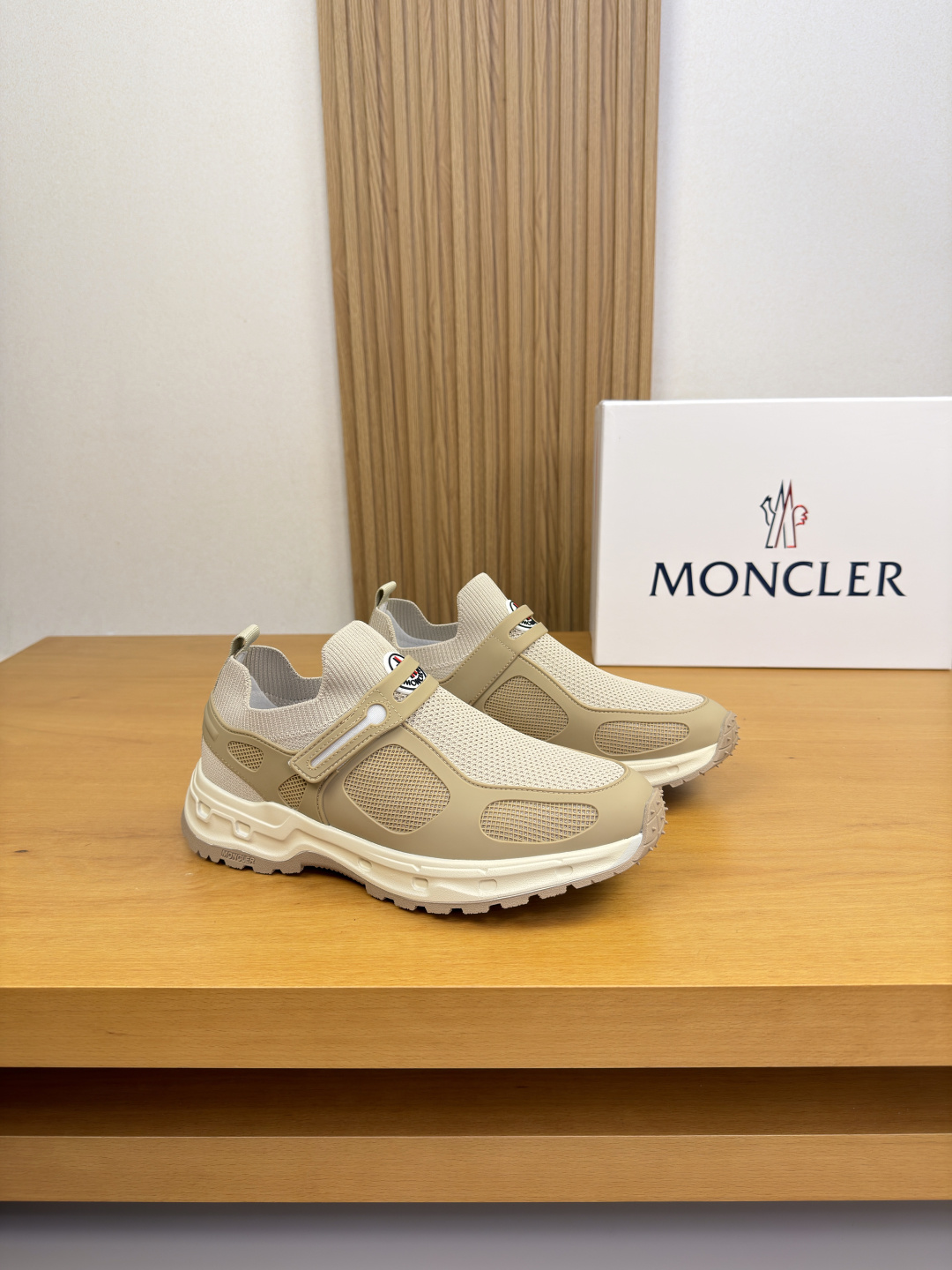 NO:828998,[MONCLER] Moncler (Mongolia) - High-end quality original single casual sports shoes - Upper imported brand high-elastic cloth. Injection-molded brand plastic module, tongue, brand logo plastic mark, heel. Brand webbing - Inner foot pad; brand canvas - Outsole ultra-light TPU foam · Rubber two-color molded outsole - Super high quality control · Fine workmanship highlights (high-end · luxury · grade) -Size  39-44 (38,45, can be customized)·MC4052,,Moncler,Moncler,sneakers19860909【MONCLER】盟可睐(蒙口)  -高端品质 原单·休闲运动鞋 -鞋面进口品牌高弹力布匹.注塑品牌塑胶模块、鞋舌.品牌logo塑胶标识、后跟.品牌织带 -内里垫脚；品牌帆布 -大底超轻TPU发泡·橡胶双色成型大底 -超高品控·做工精细凸显(高端·贵气·档次) -Size 39-44（38,45,可订做)·MC4052,,Moncler,Moncler,sneakers,Men's shoes
