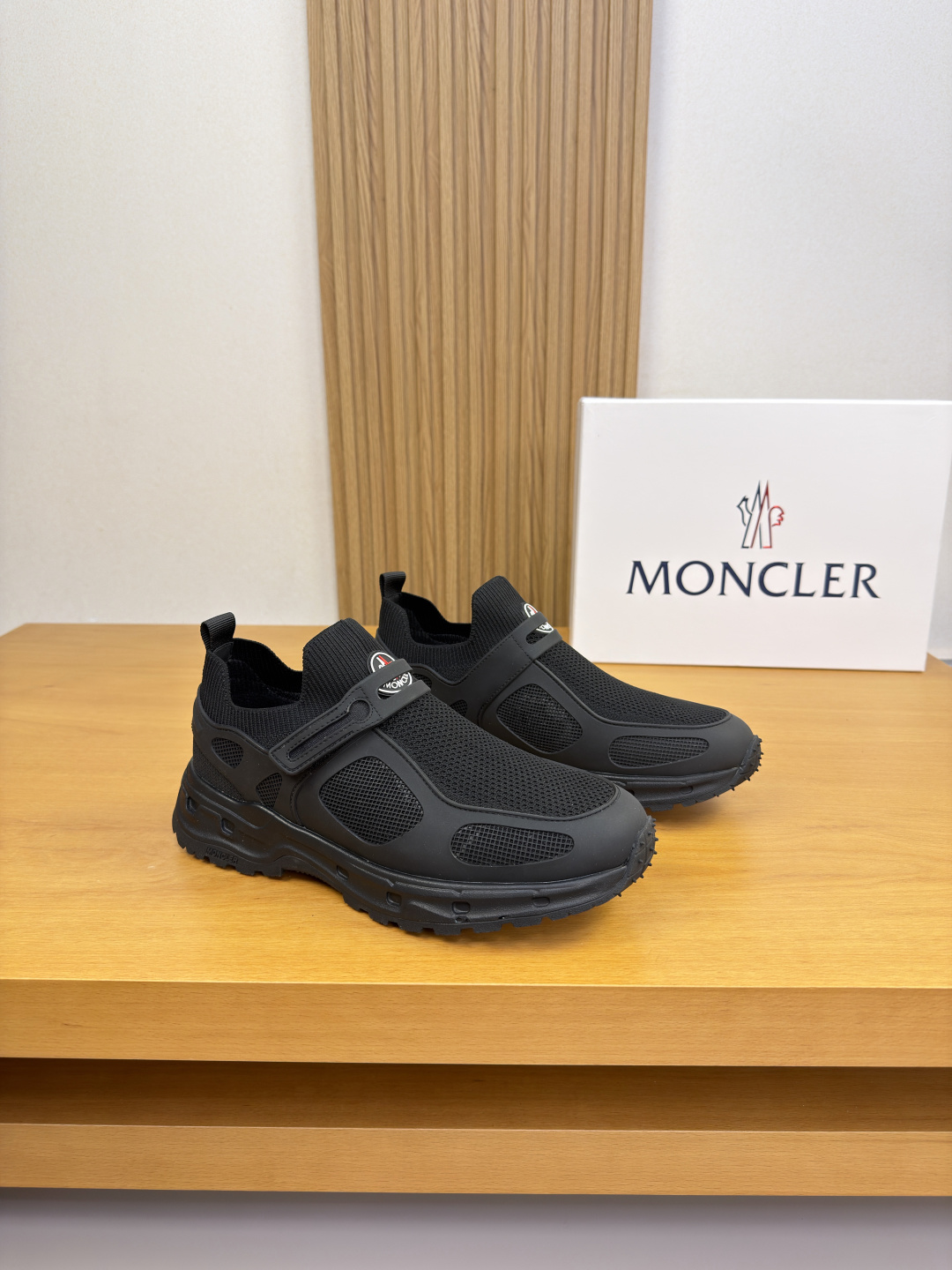 NO:829009,[MONCLER] Moncler (Mongolia) - High-end quality original single casual sports shoes - Imported brand flying woven (knitted) cloth for the upper. Injection-molded brand plastic module, tongue, brand logo plastic logo, heel. Brand webbing - Inner foot pad; brand canvas - Ultra-light TPU foam outsole · Rubber two-color molded outsole - Ultra-high quality control · Fine workmanship highlights (high-end, luxury, grade) -Size  39-44 (38,45, can be customized)·MC4052,,Moncler,Moncler,sneakers19860909【MONCLER】盟可睐(蒙口)  -高端品质 原单·休闲运动鞋 -鞋面进口品牌飞织（针织）布匹.注塑品牌塑胶模块、鞋舌.品牌logo塑胶标识、后跟.品牌织带 -内里垫脚；品牌帆布 -大底超轻TPU发泡·橡胶双色成型大底 -超高品控·做工精细凸显(高端·贵气·档次) -Size 39-44（38,45,可订做)·MC4052,,Moncler,Moncler,sneakers,Men's shoes
