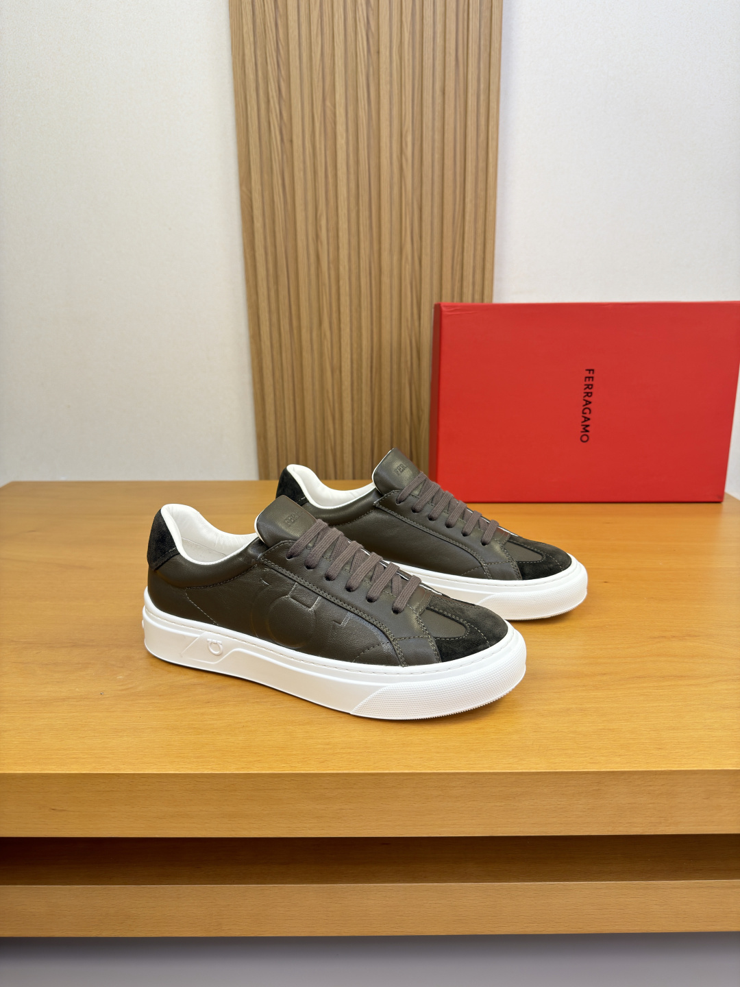 NO:829782,[Ferragamo] Ferragamo - high-end quality original casual sports shoes - upper Nappa calfskin, suede calfskin, shoe body. High-frequency brand logo totem, tongue. Air pressure brand logo - water-dyed cowhide lining - outsole ultra-light TPR rubber; molded outsole - ultra-high quality control, fine workmanship highlighted (high-end, luxury, grade) -Size  38-44 (45, 46, can be customized)·FR0157,,ferragamo,ferragamo,sneakers,cowhide19860909【 Ferragamo】菲拉格慕 -高端品质 原单·休闲运动鞋 -鞋面纳帕小牛皮、反绒小牛皮、鞋身.高周波品牌logo图腾、鞋舌.空压品牌logo -内里水染牛皮 -大底超轻TPR·橡胶; 成型大底 -超高品控·做工精细凸显(高端·贵气·档次) -Size 38-44（45,46,可订做)·FR0157,,ferragamo,ferragamo,sneakers,cowhide,Men's shoes