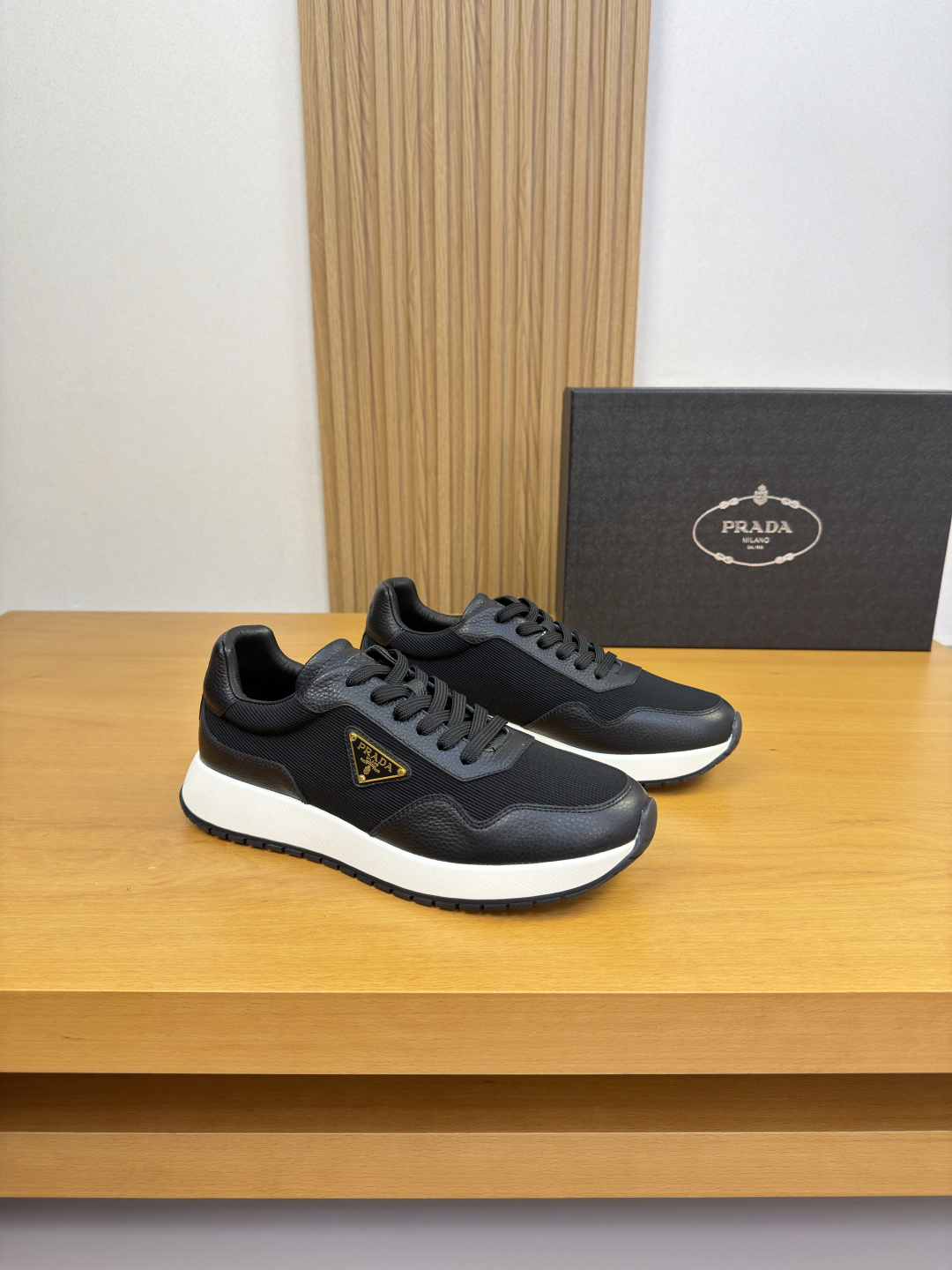 NO:829798,[PRADA] Prada - High-end quality original casual sports shoes - Original pebbled calfskin upper, brand high mercerized striped canvas, shoe body, brand metal logo fastener, tongue, heel. Air-pressure brand logo - water-dyed cowhide inside - outsole ultra-light TPU foam rubber; two-color molded outsole - ultra-high quality control, fine workmanship highlighted (high-end, luxury, grade) -Size  38-44 (45, 46, can be customized)·FR0157,,prada,prada,sneakers,cowhide19860909【 PRADA】普拉达 -高端品质 原单·休闲运动鞋 -鞋面原版荔纹小牛皮、品牌高丝光条纹帆布、鞋身.品牌金属logo扣件、鞋舌.后跟.空压品牌logo -内里水染牛皮 -大底超轻TPU发泡·橡胶; 双色成型大底 -超高品控·做工精细凸显(高端·贵气·档次) -Size 38-44（45,46,可订做)·FR0157,,prada,prada,sneakers,cowhide,Men's shoes