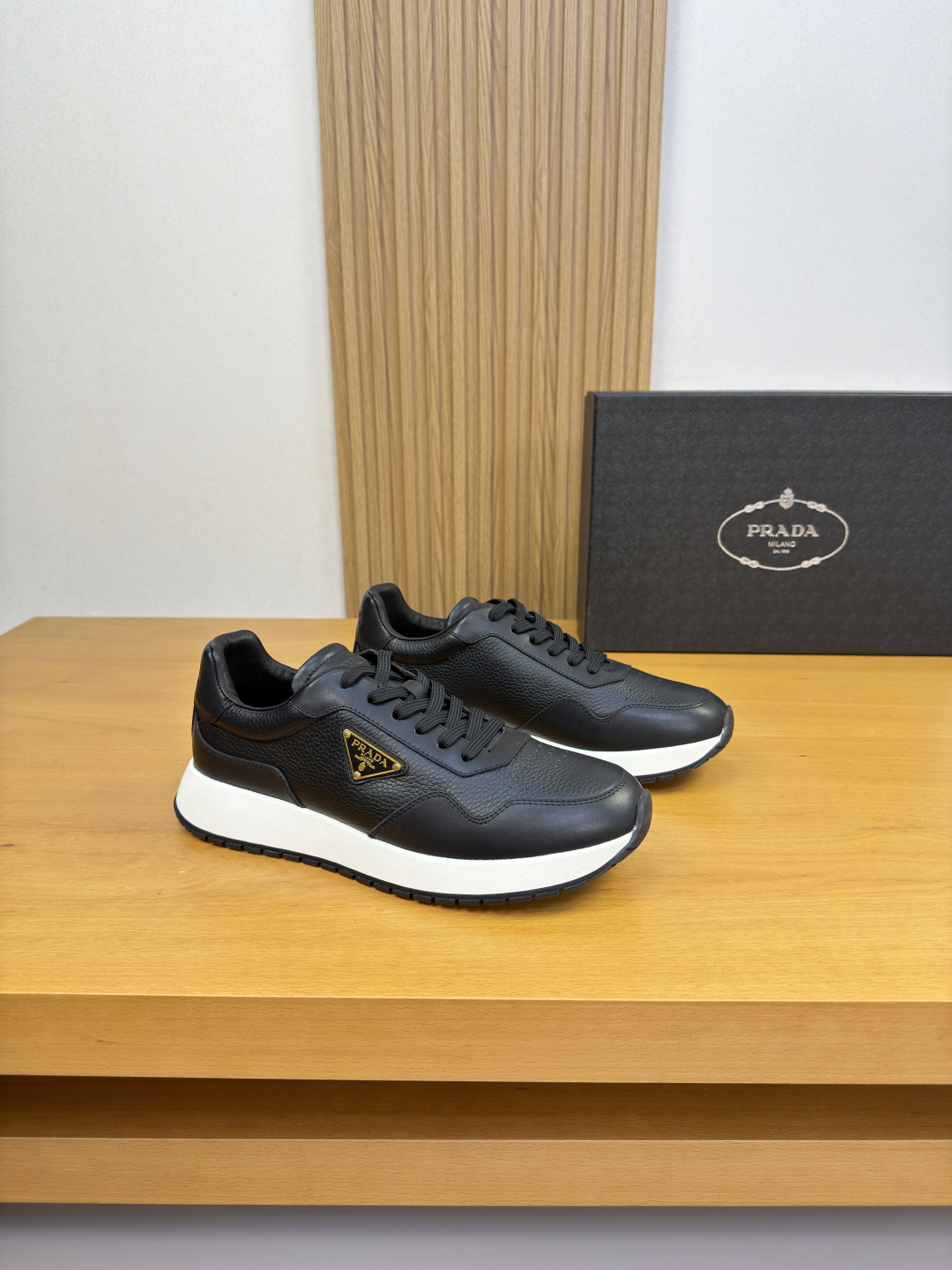 NO:829807,[PRADA] Prada - high-end quality original casual sports shoes - upper original nappa calfskin, pebbled calfskin, shoe body, brand metal logo fastener, tongue, heel. Air-pressure brand logo - water-dyed cowhide inside - outsole ultra-light TPU foam rubber; two-color molded outsole - ultra-high quality control, fine workmanship highlighted (high-end, luxury, grade) -Size  38-44 (45, 46, can be customized)·FR0157,,prada,prada,sneakers,cowhide19860909【 PRADA】普拉达 -高端品质 原单·休闲运动鞋 -鞋面原版纳帕小牛皮、荔纹小牛皮、鞋身.品牌金属logo扣件、鞋舌.后跟.空压品牌logo -内里水染牛皮 -大底超轻TPU发泡·橡胶; 双色成型大底 -超高品控·做工精细凸显(高端·贵气·档次) -Size 38-44（45,46,可订做)·FR0157,,prada,prada,sneakers,cowhide,Men's shoes