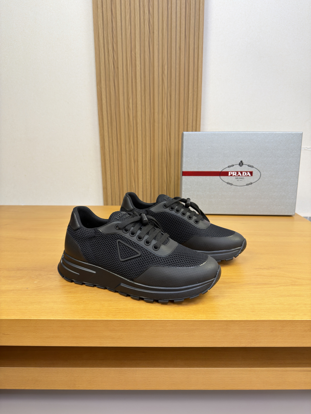 NO:829597,[PRADA] Prada - High-end quality original casual sports shoes - Original brand high mercerized hollow canvas upper, shoe body, injection molded brand module, tongue, heel. Brand logo - Brand mesh canvas lining, feet; water-dyed cowhide - Outsole ultra-light TPU foam rubber; two-color molded outsole - Ultra-high quality control, fine workmanship highlighted (high-end, luxury, grade) -Size  38-44 (45, can be customized)·PR0135,,prada,prada,sneakers,cowhide19860909【PRADA】普拉达  -高端品质 原单·休闲运动鞋 -鞋面原版品牌高丝光镂空帆布、鞋身.注塑品牌模块、鞋舌.后跟.品牌logo -内里品牌网帆布,垫脚；水染牛皮 -大底超轻TPU发泡·橡胶；双色成型大底 -超高品控·做工精细凸显(高端·贵气·档次) -Size 38-44（45,可订做)·PR0135,,prada,prada,sneakers,cowhide,Men's shoes