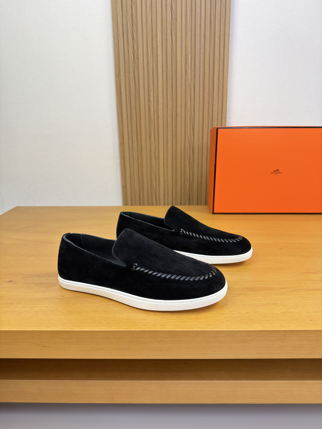 NO:829781,[HERMES] Hermès - high-end quality original casual sports sneakers - uppers with high mercerized suede calfskin, shoe leather, hand-stitched leather strips - lining water-dyed cowhide - outsole ultra-light original TPR.  39-44 (38.45.46. Can be customized)·H0231,,hermes,hermes,cowhide19860909【 HERMES】爱马仕 -高端品质 原单·休闲运动板鞋 -鞋面高丝光反绒小牛皮、鞋丹.手工串缝皮条工艺 -内里水染牛皮 -大底超轻原版TPR.橡胶；成型大底 -超高品控·做工精细凸显(高端·贵气·档次) -Size 39-44（38.45.46.可订做)·H0231,,hermes,hermes,cowhide,Men's shoes