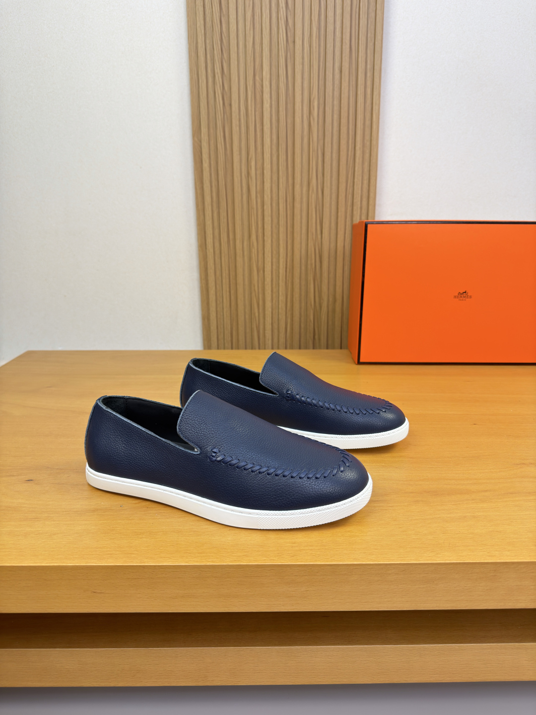 NO:829786,[HERMES] Hermès - high-end quality original casual sports sneakers - upper original Nappa calfskin, shoe leather, hand-stitched leather strips - lining water-dyed cowhide - outsole ultra-light original TPR rubber; molded outsole - ultra-high quality control, fine workmanship (high-end, luxury, grade) -Size  39-44 (38.45.46. Can be customized)·H0231,,hermes,hermes,cowhide19860909【 HERMES】爱马仕 -高端品质 原单·休闲运动板鞋 -鞋面原版纳帕小牛皮、鞋丹.手工串缝皮条工艺 -内里水染牛皮 -大底超轻原版TPR.橡胶；成型大底 -超高品控·做工精细凸显(高端·贵气·档次) -Size 39-44（38.45.46.可订做)·H0231,,hermes,hermes,cowhide,Men's shoes