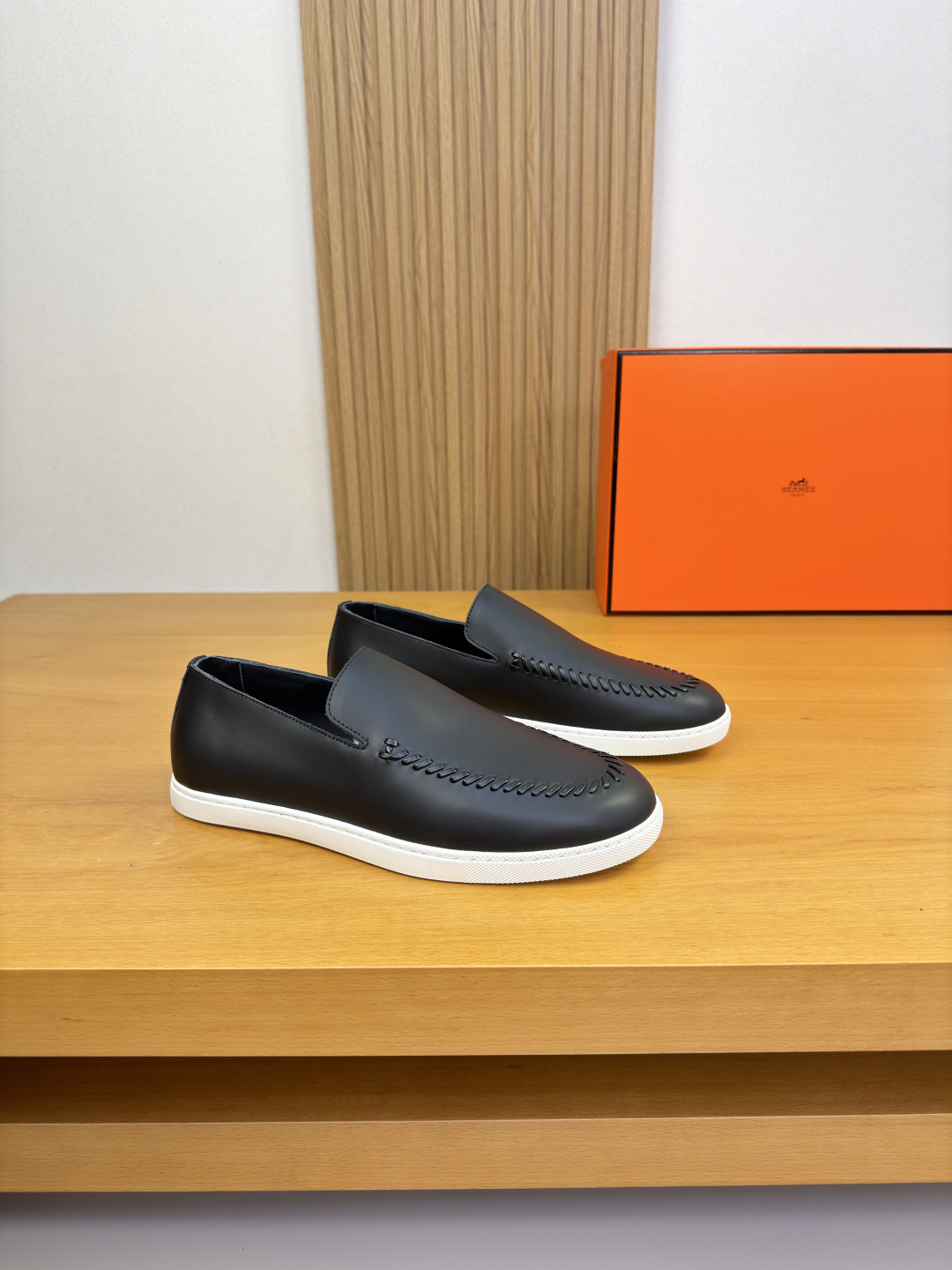 NO:829796,[HERMES] Hermès - high-end quality original casual sports sneakers - upper original Nappa calfskin, shoe leather, hand-stitched leather strips - lining water-dyed cowhide - outsole ultra-light original TPR rubber; molded outsole - ultra-high quality control, fine workmanship (high-end, luxury, grade) -Size  39-44 (38.45.46. Can be customized)·H0231,,hermes,hermes,cowhide19860909【 HERMES】爱马仕 -高端品质 原单·休闲运动板鞋 -鞋面原版纳帕小牛皮、鞋丹.手工串缝皮条工艺 -内里水染牛皮 -大底超轻原版TPR.橡胶；成型大底 -超高品控·做工精细凸显(高端·贵气·档次) -Size 39-44（38.45.46.可订做)·H0231,,hermes,hermes,cowhide,Men's shoes