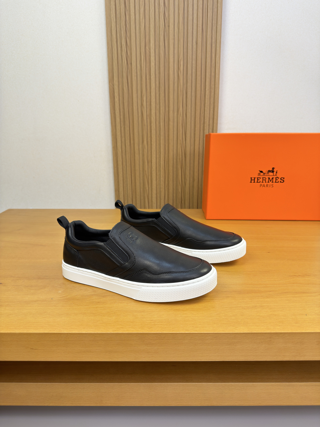 NO:829805,[HERMES] Hermès - high-end quality original casual sports sneakers - original nappa calfskin upper, tongue, air-pressure brand 'H' totem, heel. Brand webbing - water-dyed cowhide lining - ultra-light original TPR rubber outsole; two-color molded outsole - ultra-high quality control, fine workmanship (high-end, luxury, grade) -Size  39-44 (38.45.46. Can be customized)·H0118,,hermes,hermes,cowhide19860909【 HERMES】爱马仕 -高端品质 原单·休闲运动板鞋 -鞋面原版纳帕小牛皮、鞋舌.空压品牌’H’图腾、后跟.品牌织带 -内里水染牛皮 -大底超轻原版TPR.橡胶；双色成型大底 -超高品控·做工精细凸显(高端·贵气·档次) -Size 39-44（38.45.46.可订做)·H0118,,hermes,hermes,cowhide,Men's shoes