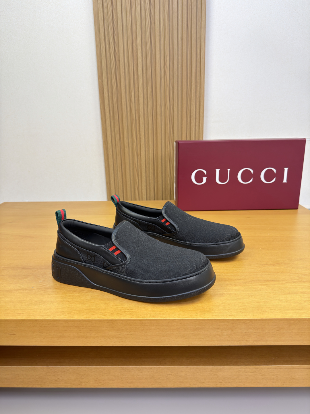 NO:829816,[Gucci] Gucci - high-end quality original casual sports sneakers - original nappa calfskin upper, brand totem cloth, tongue. Brand totem elastic band - water-dyed cowhide lining - ultra-light TPU foam outsole; molded outsole - ultra-high quality control, fine workmanship (high-end, luxury, grade) -Size  39-44 (38.45.46, can be customized)·GC7082,,gucci,gucci,cowhide19860909【Gucci】古驰 -高端品质 原单·休闲运动板鞋 -鞋面原版纳帕小牛皮、品牌图腾布匹、鞋舌.品牌图腾松紧带 -内里水染牛皮 -大底超轻TPU发泡；成型大底 -超高品控·做工精细凸显(高端·贵气·档次) -Size 39-44（38.45.46,可订做)·GC7082,,gucci,gucci,cowhide,Men's shoes