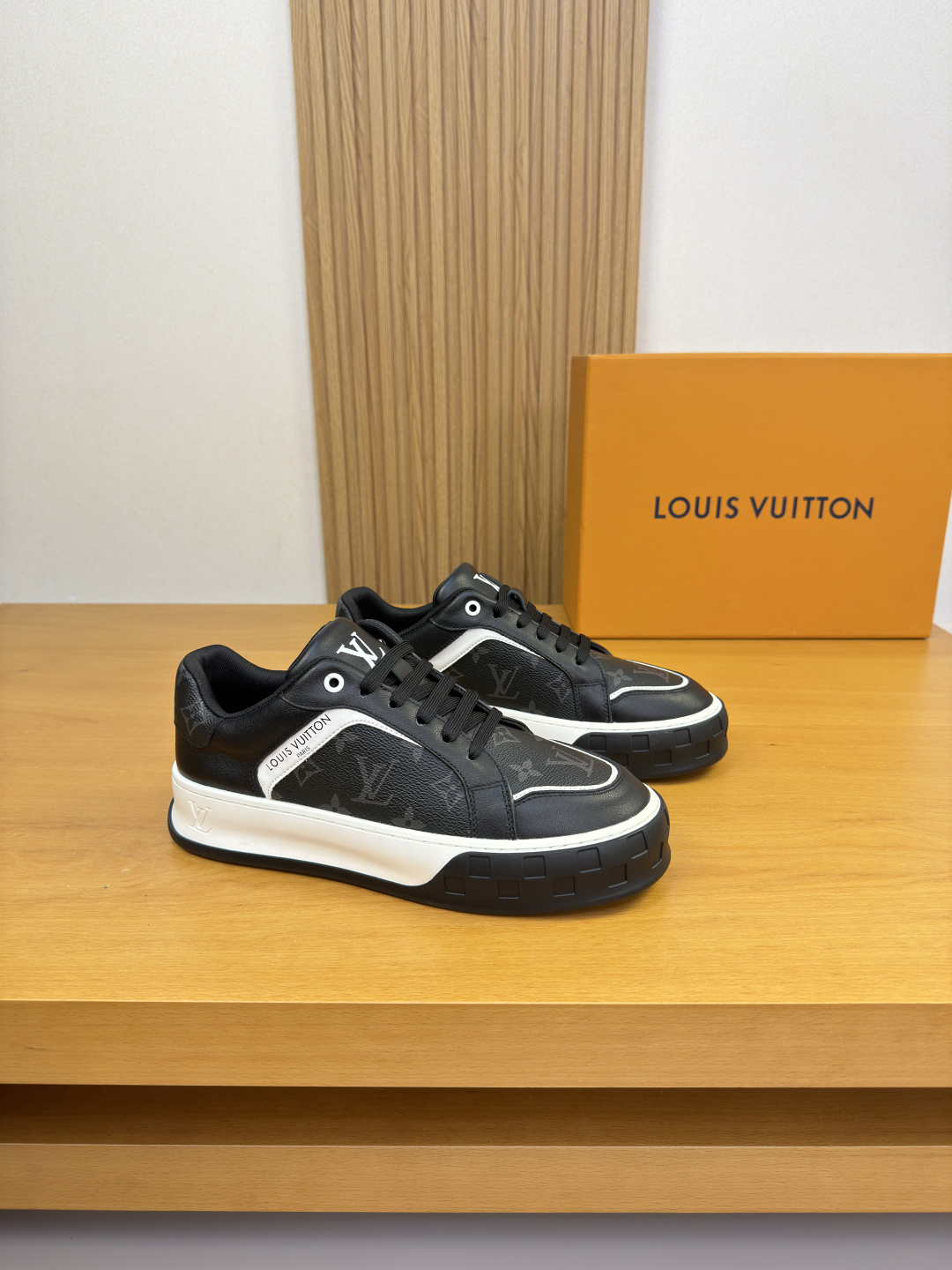 NO:829741,[Louis Vuitton] Louis Vuitton - high-end quality original casual sports sneakers - original nappa calfskin upper, brand totem PVC leather, tongue, shoe body, silk screen brand LOGO - brand canvas lining, feet; water-dyed cowhide - outsole ultra-light TPVU foam rubber; two-color molded outsole - ultra-high quality control, fine workmanship highlighted (high-end, luxury, grade) -Size  39-44 (38, 45, 46, can be customized)·L0126,,louis vuitton,louis vuitton,cowhide19860909【Louis Vuitton】路易威登 -高端品质 原单·休闲运动板鞋 -鞋面原版纳帕小牛皮、品牌图腾PVC皮料、鞋舌.鞋身.丝印品牌LOGO -内里品牌帆布,垫脚；水染牛皮 -大底超轻TPVU发泡·橡胶；双色成型大底 -超高品控·做工精细凸显(高端·贵气·档次) -Size 39-44（38,45,46,可订做)·L0126,,louis vuitton,louis vuitton,cowhide,Men's shoes