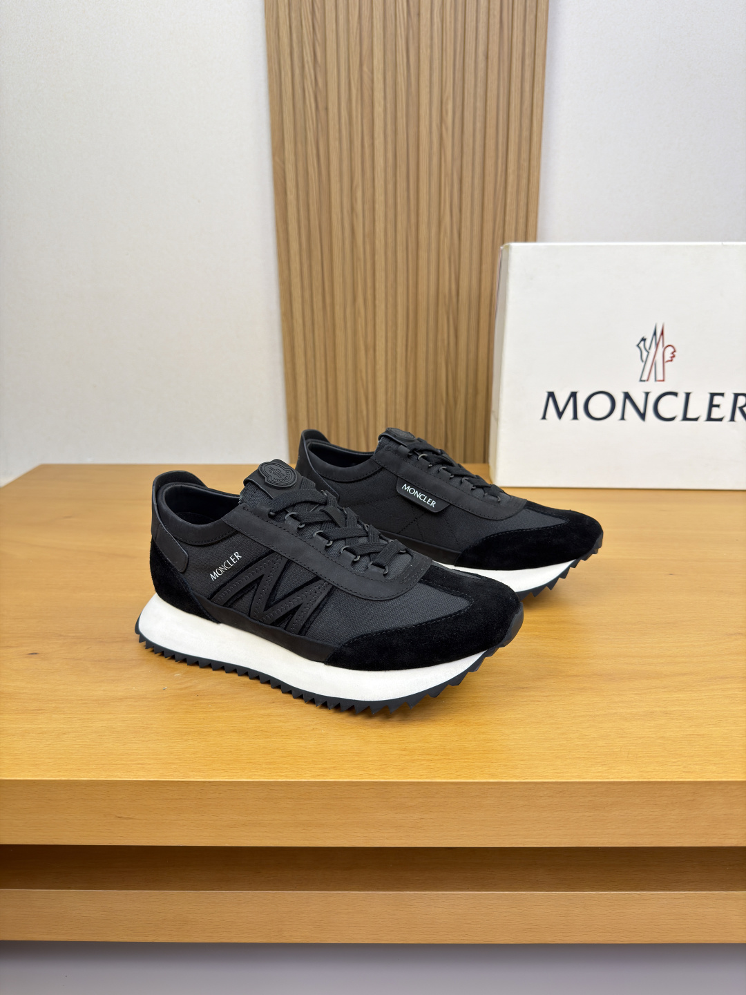 NO:829756,[MONCLER] Moncler (Mongolia) - high-end quality original casual sports shoes - upper Nappa calfskin, suede calfskin, brand high mercerized canvas, shoe body sewn with M totem, tongue, sewn brand plastic logo module, heel. Air-pressure brand LOGO - lining water-dyed cowhide, foot pad; brand canvas - outsole ultra-light wear-resistant velvet rubber; combined molded outsole  -Ultra-high quality control and fine workmanship (high-end, luxury and class) -Size 39-44 (38,45, can be customized)·MC0126,,Moncler,Moncler,sneakers,cowhide19860909【MONCLER】盟可睐(蒙口)  -高端品质 原单·休闲运动鞋 -鞋面纳帕小牛皮、反绒小牛皮、品牌高丝光帆布匹、鞋身车缝M图腾、鞋舌.车缝品牌塑胶logo模块、后跟.空压品牌LOGO -内里水染牛皮,垫脚；品牌帆布 -大底超轻耐磨绒·橡胶；组合成型大底 -超高品控·做工精细凸显(高端·贵气·档次) -Size 39-44（38,45,可订做)·MC0126,,Moncler,Moncler,sneakers,cowhide,Men's shoes