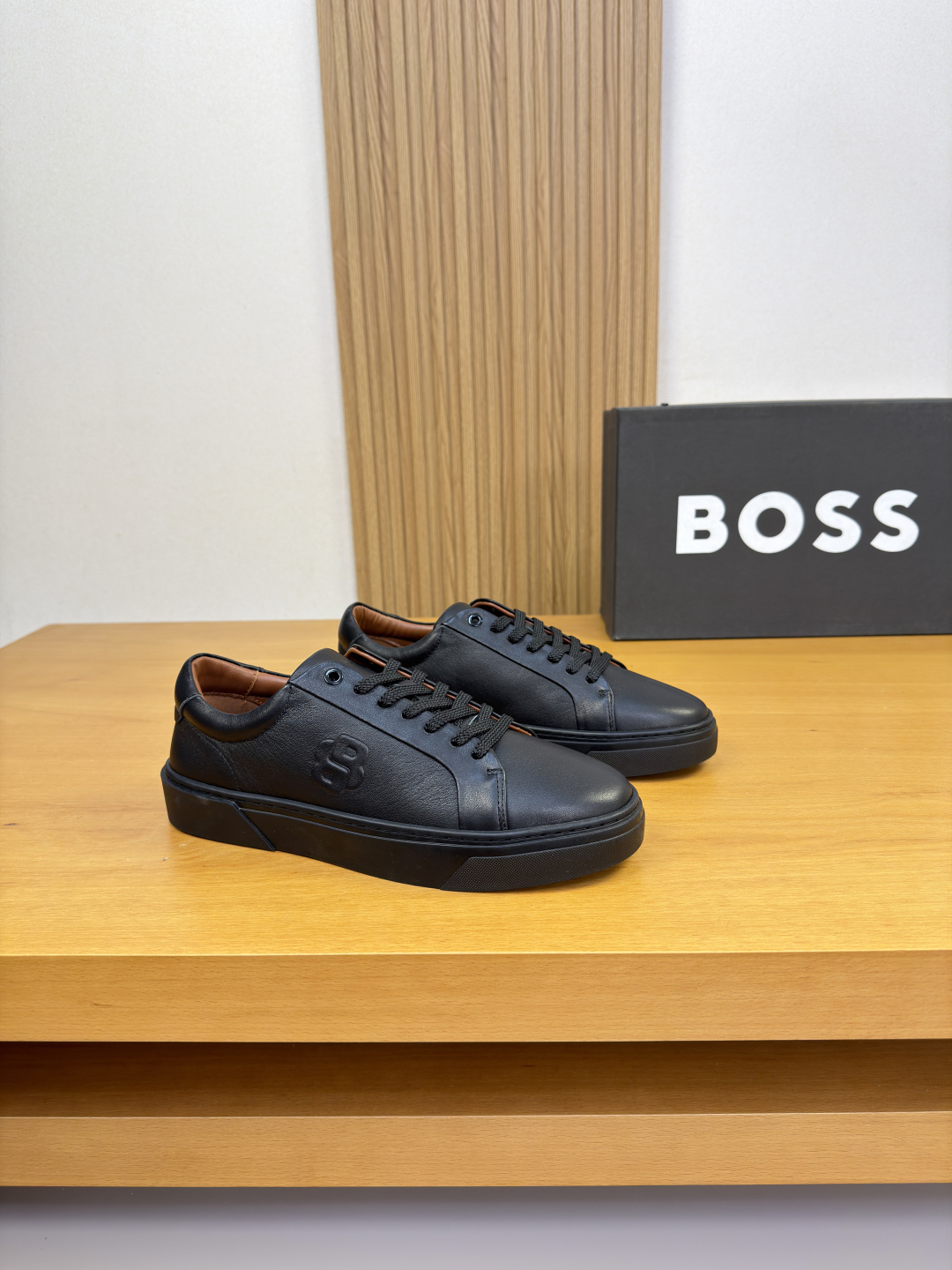 NO:829765,[BOSS] BOSS - high-end quality original casual sports shoes - original nappa calfskin upper, anti-hidden stitching on the ear, shoe body, tongue, air pressure brand logo totem - water-dyed cowhide inside - outsole ultra-light TPR rubber; molded outsole - ultra-high quality control, fine workmanship (high-end, luxury, grade) -Size  39-44 (38,45, can be customized)·0126,,sneakers,cowhide19860909【BOSS】博思 -高端品质 原单·休闲运动鞋 -鞋面原版纳帕小牛皮、鞋耳车反暗线工艺、鞋身.鞋舌.空压品牌logo图腾 -内里水染牛皮 -大底超轻TPR·橡胶；成型大底 -超高品控·做工精细凸显(高端·贵气·档次) -Size 39-44（38,45,可订做)·0126,,sneakers,cowhide,Men's shoes