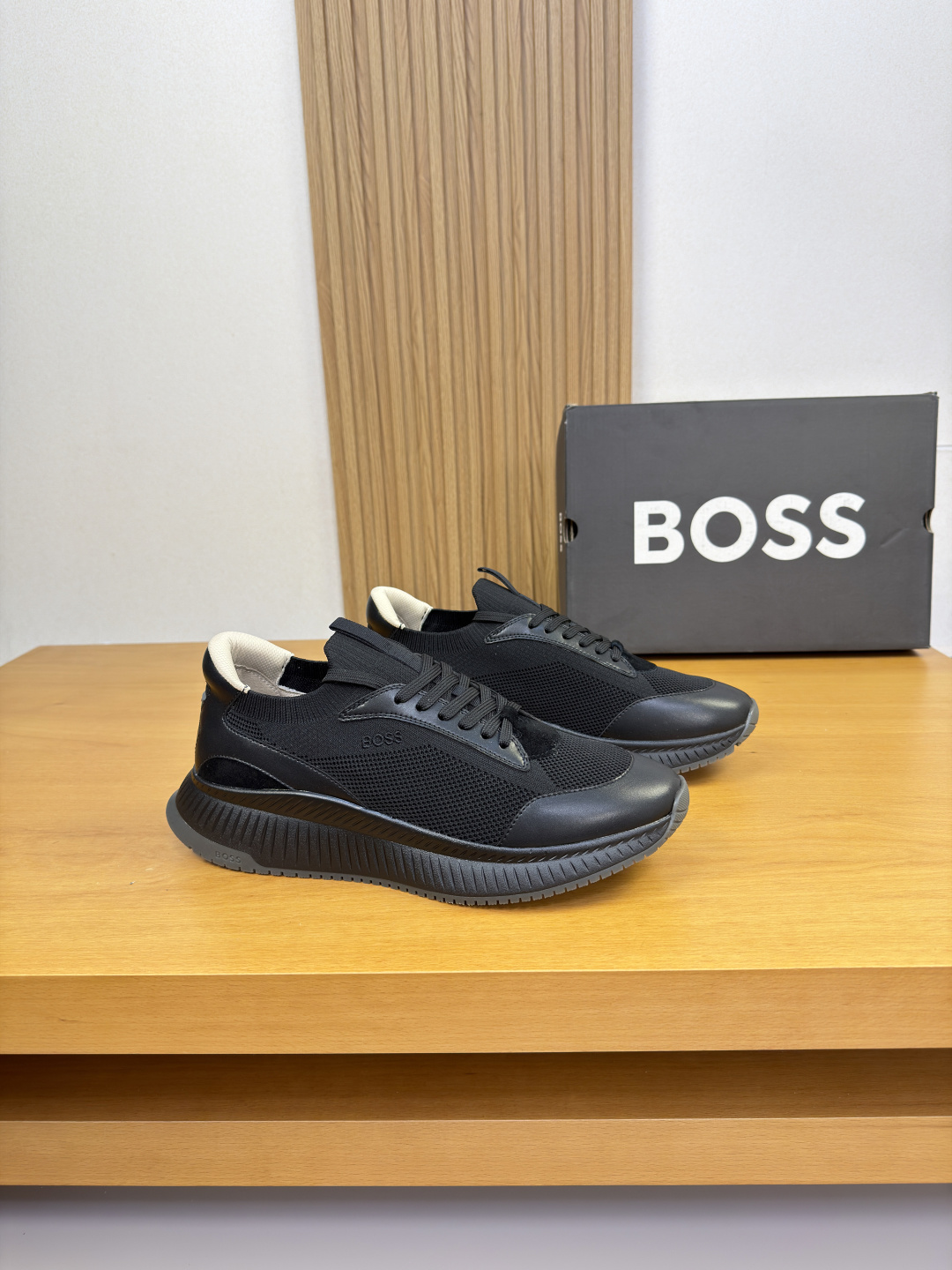 NO:829774,[BOSS] BOSS - High-end quality original casual sports shoes - Eco-friendly calfskin upper, branded fly-woven (knitted) cloth, shoe body, embroidered brand logo, tongue, brand webbing - Branded canvas fabric lining - Ultra-light TPU foam rubber outsole; two-color molded outsole - Ultra-high quality control, fine workmanship highlighted (high-end, luxury, grade) -Size  39-44 (38, 45, 46, can be customized)·0122,,sneakers,cowhide19860909【BOSS】博思 -高端品质 原单·休闲运动鞋 -鞋面环保小牛皮、品牌飞织（针织）布匹、鞋身.刺绣品牌logo、鞋舌.品牌织带 -内里品牌帆布布匹 -大底超轻TPU发泡·橡胶；双色成型大底 -超高品控·做工精细凸显(高端·贵气·档次) -Size 39-44（38,45,46,可订做)·0122,,sneakers,cowhide,Men's shoes