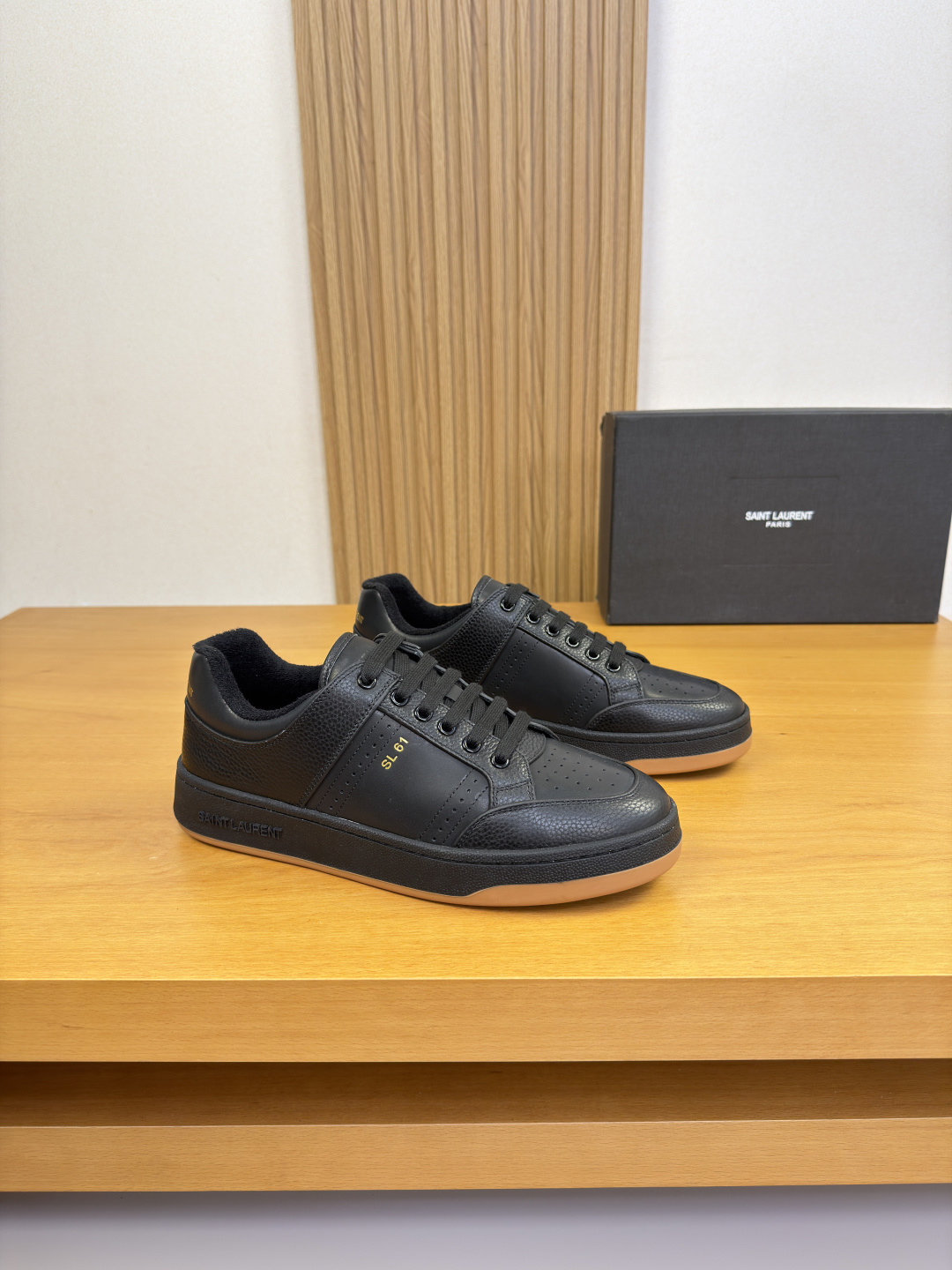 NO:830055,[SAINT LAURENT] Yves Saint Laurent - high-end quality original casual sports sneakers - upper Nappa calfskin, pebbled calfskin, tongue, air pressure brand logo, shoe body. Silk-screen brand logo on the heel - terry lining, foot pads; water-dyed cowhide - outsole ultra-light TPR.  38-44 (45, 46, can be customized)·SL0185,,saint laurent,saint laurent,cowhide19860909【SAINT LAURENT】圣罗兰 -高端品质 原单·休闲运动板鞋 -鞋面纳帕小牛皮、荔纹小牛皮、鞋舌.空压品牌logo、鞋身.后跟丝印品牌logo -内里毛巾布里,垫脚；水染牛皮 -大底超轻TPR.橡胶; 双色成型大底 -超高品控·做工精细凸显(高端·贵气·档次) -Size 38-44（45,46,可订做)·SL0185,,saint laurent,saint laurent,cowhide,Men's shoes