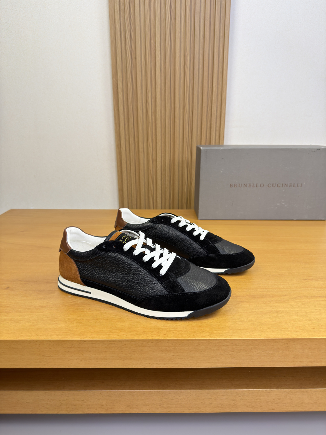 NO:832069,[Brunello Cucinelli] Brunello Cucinelli - High-end quality original single casual sports shoes - Upper imported nappa calfskin, pebbled calfskin, suede calfskin, tongue. Heel. Silk-printed brand logo totem - Lining water-dyed cowhide - Outsole ultra-light TPR rubber; two-color molded outsole - Ultra-high quality control, fine workmanship highlighted (high-end, luxury, grade) -Size  39-44 (38, 45, 46, can be customized)·BC0126,, brunello cucinelli, sneakers, cowhide19860909【 Brunello Cucinelli】布鲁内洛·库奇内利 -高端品质 原单·休闲运动鞋 -鞋面进口纳帕小牛皮、荔纹小牛皮、反绒小牛皮、鞋舌.后跟.丝印品牌logo图腾 -内里水染牛皮 -大底超轻TPR·橡胶；双色成型大底 -超高品控·做工精细凸显(高端·贵气·档次) -Size 39-44（38,45,46,可订做)·BC0126,,brunello cucinelli,sneakers,cowhide,Men's shoes