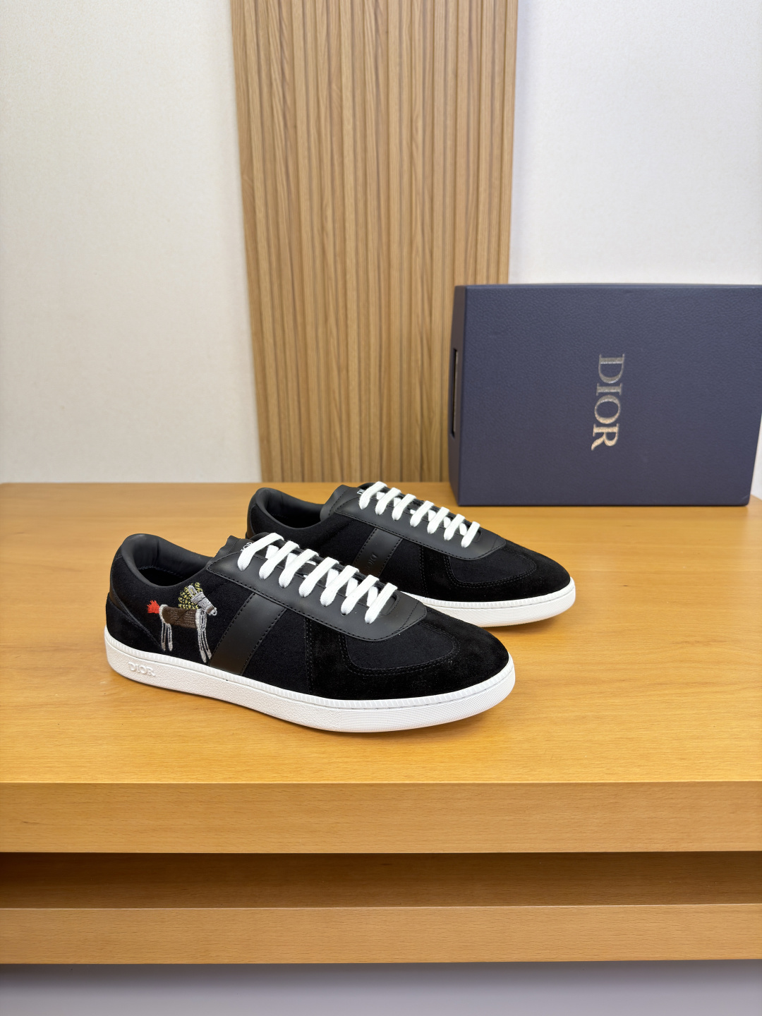 NO:830007,[Dior] Dior - high-end quality original casual sports sneakers - upper Nappa calfskin, suede calfskin, flocked cloth. Embroidered brand Year of the Horse totem, tongue and heel; silk screen high frequency brand logo, inner air pressure brand logo - lining water-dyed cowhide, foot pad; brand canvas - original ultra-light TPR rubber; molded outsole - ultra-high quality control, fine workmanship highlighted (high-end, luxury, grade) -Size  39-44 (38, 45, 46, can be customized)·D9285,,dior,dior,cowhide19860909【 Dior】迪奥 -高端品质 原单·休闲运动板鞋 -鞋面纳帕小牛皮、反绒小牛皮、植绒布匹.刺绣品牌马年图腾、鞋舌.后跟；丝印高周波品牌logo、内帮空压品牌logo -内里水染牛皮,垫脚; 品牌帆布 -原版超轻TPR·橡胶；成型大底 -超高品控·做工精细凸显(高端·贵气·档次) -Size 39-44（38、45、46,可订做)·D9285,,dior,dior,cowhide,Men's shoes