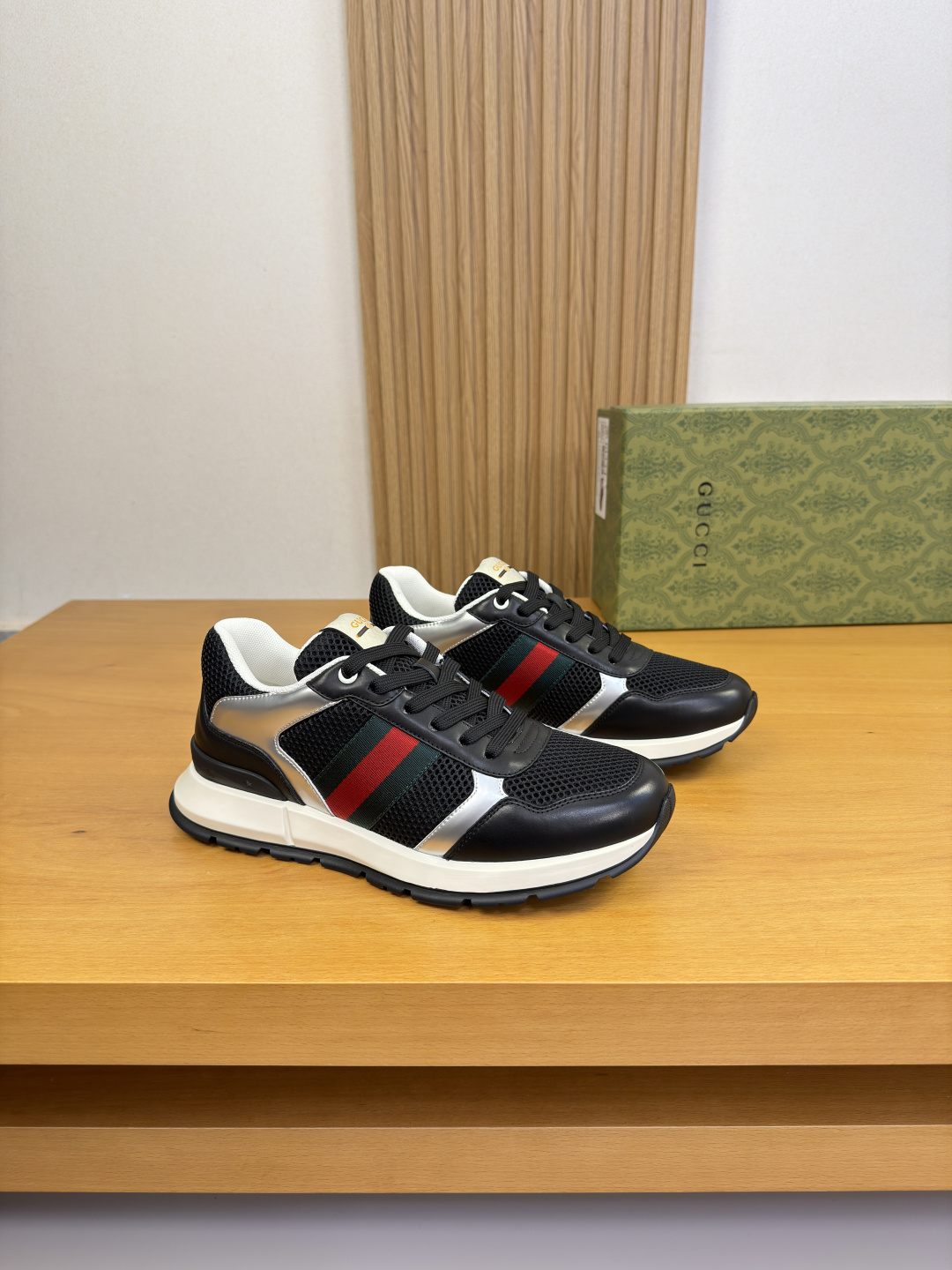 NO:830040,[Gucci] Gucci - High-end quality original casual sports shoes - Upper imported Nappa calfskin, silver cowhide, brand hollow mesh, shoe body, sewn brand webbing, tongue, brand logo cloth label - Brand canvas lining, foot pads; water-dyed cowhide - Ultra-light TPU foam outsole, rubber two-color molded outsole - Ultra-high quality control, fine workmanship highlighted (high-end, luxury, grade) -Size  38-44 (45, can be customized)·G61850,,gucci,gucci,sneakers,cowhide19860909【Gucci】古驰  -高端品质 原单·休闲运动鞋 -鞋面进口纳帕小牛皮、银色牛皮、品牌镂空网布匹、鞋身.车缝品牌织带、鞋舌.品牌Logo布标 -内里品牌帆布,垫脚；水染牛皮 -大底超轻TPU发泡·橡胶双色成型大底 -超高品控·做工精细凸显(高端·贵气·档次) -Size 38-44（45,可订做)·G61850,,gucci,gucci,sneakers,cowhide,Men's shoes
