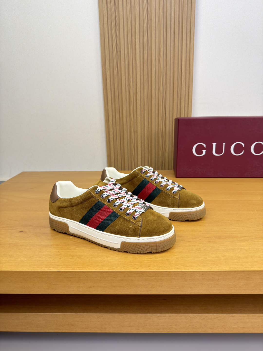 NO:832047,[Gucci] Gucci - high-end quality original casual sports shoes - upper original nappa calfskin, suede calfskin, shoe body. Brand totem webbing, heel. Silk-printed brand LOGO - lining water-dyed cowhide - outsole ultra-light TPU foam. Rubber; two-color molded outsole - ultra-high quality control, fine workmanship highlighted (high-end, luxury, grade) -Size  39-44 (38,45, can be customized)·G0186,,gucci,gucci,sneakers,cowhide19860909【Gucci】古驰 -高端品质 原单·休闲运动鞋 -鞋面原版纳帕小牛皮、反绒小牛皮、鞋身.品牌图腾织带、后跟.丝印品牌LOGO -内里水染牛皮 -大底超轻TPU发泡.橡胶；双色成型大底 -超高品控·做工精细凸显(高端·贵气·档次) -Size 39-44（38,45,可订做)·G0186,,gucci,gucci,sneakers,cowhide,Men's shoes