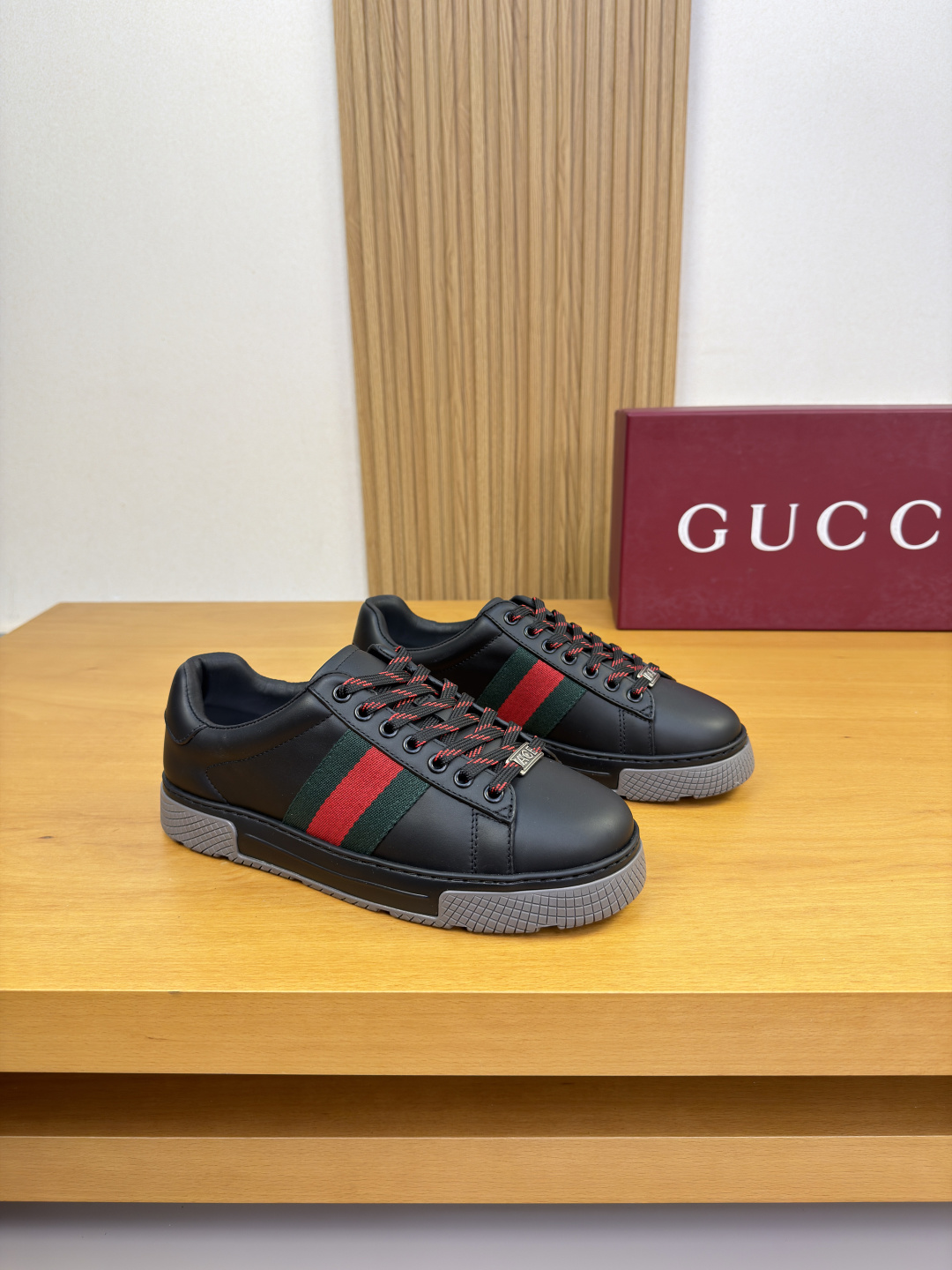 NO:832053,[Gucci] Gucci - High-end quality original casual sports shoes - Original nappa calfskin upper, shoe body, brand totem webbing, heel. Silk-screen brand LOGO - Water-dyed cowhide lining - Ultra-light TPU foam rubber outsole; two-color molded outsole - Ultra-high quality control, fine workmanship highlighted (high-end, luxury, grade) -Size  39-44 (38,45, can be customized)·G0186,,gucci,gucci,sneakers,cowhide19860909【Gucci】古驰 -高端品质 原单·休闲运动鞋 -鞋面原版纳帕小牛皮、鞋身.品牌图腾织带、后跟.丝印品牌LOGO -内里水染牛皮 -大底超轻TPU发泡.橡胶；双色成型大底 -超高品控·做工精细凸显(高端·贵气·档次) -Size 39-44（38,45,可订做)·G0186,,gucci,gucci,sneakers,cowhide,Men's shoes