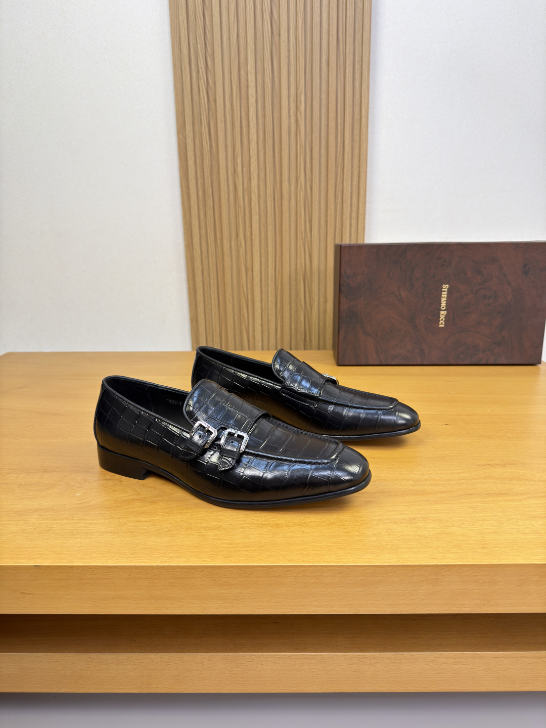 NO:830494,[Stefano Ricci] Stefano Ricci - High-end quality original order formal leather shoes - Imported stone-patterned calf leather on the upper, raised stitching on the sole, brand fastener decoration - Water-dyed cow leather on the inside - Ultra-light TPR rubber outsole. Genuine leather; combined molded leather outsole - Ultra-high quality control, fine workmanship highlighted (high-end, luxury, grade) -Size  39-44 (38,45, can be customized)·ST0225,,cowhide,Leather soles19860909【Stefano Ricci】史蒂芬劳·尼治 -高端品质 原单·正装皮鞋 -鞋面进口石头纹小牛皮、鞋丹起股车缝线、品牌扣件装饰 -内里水染牛皮 -大底超轻TPR橡胶.真皮；组合成型真皮大底 -超高品控·做工精细凸显(高端·贵气·档次) -Size 39-44（38,45,可订做)·ST0225,,cowhide,Leather soles,Men's shoes