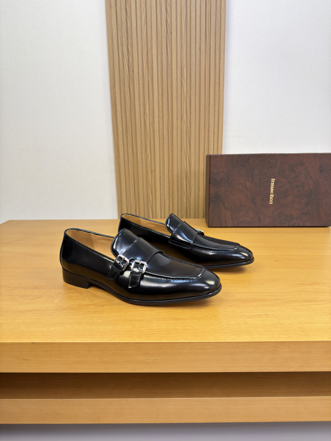 NO:830503,[Stefano Ricci] Stefano Ricci - High-end quality original order·Formal leather shoes - Imported open-edge beaded calf leather on the upper, stitching stitching on the sole, brand fastener decoration - Water-dyed cow leather on the inside - Ultra-light TPR rubber outsole. Genuine leather; combined molded leather outsole - Ultra-high quality control, fine workmanship highlighted (high-end, luxury, grade) -Size  39-44 (38,45, can be customized)·ST0225,,cowhide,Leather soles19860909【Stefano Ricci】史蒂芬劳·尼治 -高端品质 原单·正装皮鞋 -鞋面进口开边珠小牛皮、鞋丹起股车缝线、品牌扣件装饰 -内里水染牛皮 -大底超轻TPR橡胶.真皮；组合成型真皮大底 -超高品控·做工精细凸显(高端·贵气·档次) -Size 39-44（38,45,可订做)·ST0225,,cowhide,Leather soles,Men's shoes