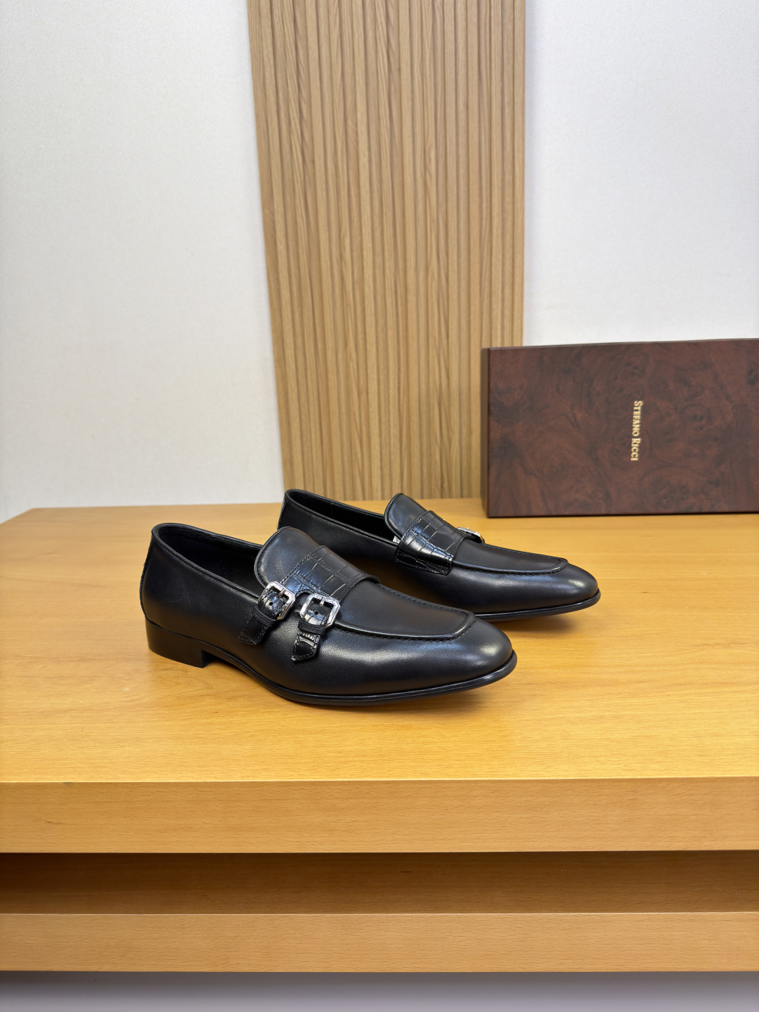 NO:830513,[Stefano Ricci] Stefano Ricci - High-end quality original order formal leather shoes - Imported Nappa calfskin upper, raised stitching, brand fastener decoration - Water-dyed cowhide lining - Ultra-light TPR rubber outsole. Genuine leather; combined molded leather outsole - Ultra-high quality control, fine workmanship (high-end, luxury, grade) -Size  39-44 (38,45, can be customized)·ST0225,,cowhide,Leather soles19860909【Stefano Ricci】史蒂芬劳·尼治 -高端品质 原单·正装皮鞋 -鞋面进口纳帕小牛皮、鞋丹起股车缝线、品牌扣件装饰 -内里水染牛皮 -大底超轻TPR橡胶.真皮；组合成型真皮大底 -超高品控·做工精细凸显(高端·贵气·档次) -Size 39-44（38,45,可订做)·ST0225,,cowhide,Leather soles,Men's shoes
