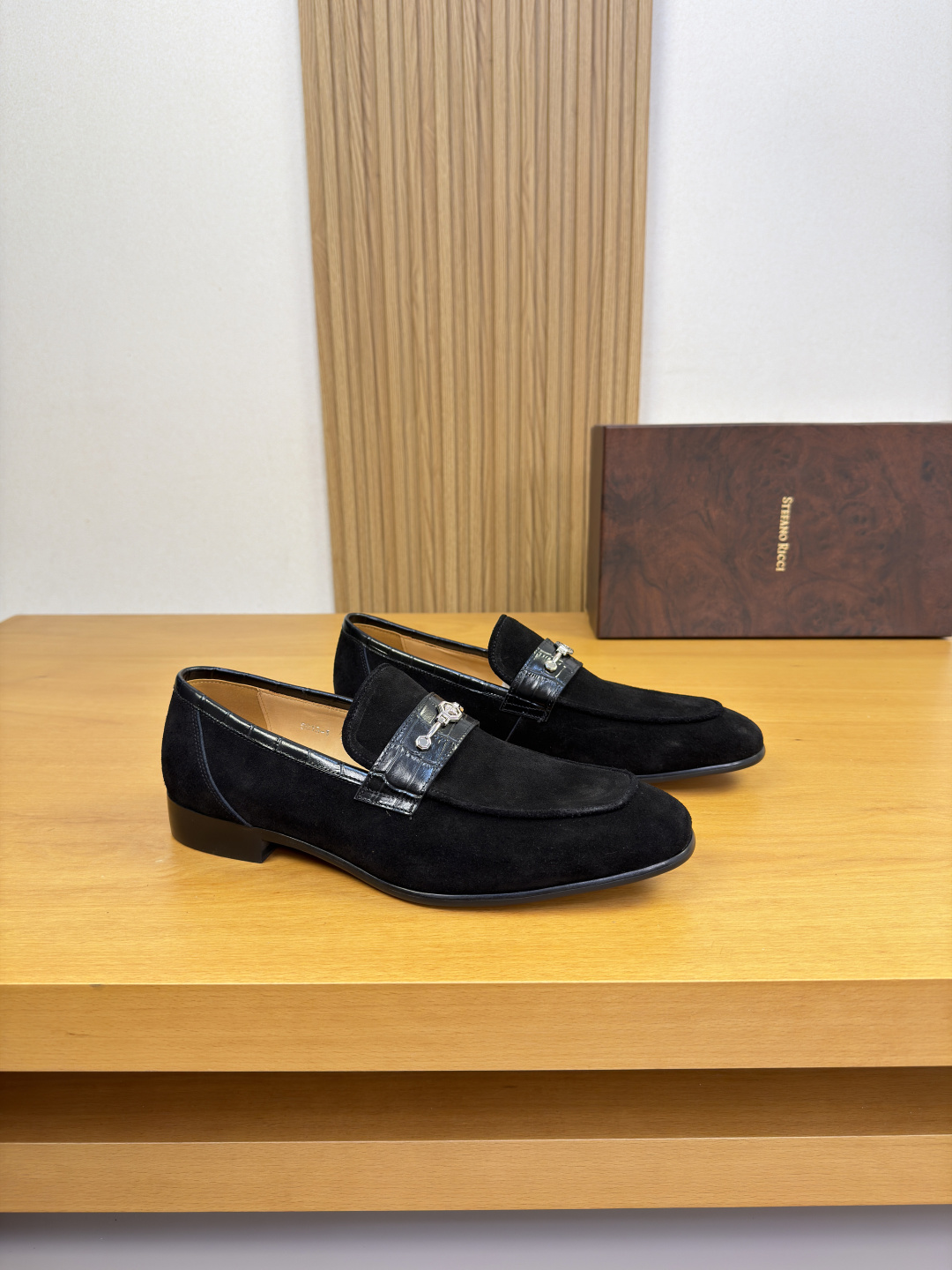 NO:830523,[Stefano Ricci] Stefano Ricci - High-end quality original order formal leather shoes - Upper imported stone pattern calfskin, suede calfskin, heel stitching, brand fastener decoration - Lining water-dyed cowhide - Outsole ultra-light TPR rubber. Genuine leather; combined molded leather outsole - Ultra-high quality control, fine workmanship highlighted (high-end, luxury, grade) -Size  39-44 (38,45, can be customized)·ST0225,,cowhide,Leather soles19860909【Stefano Ricci】史蒂芬劳·尼治 -高端品质 原单·正装皮鞋 -鞋面进口石头纹小牛皮、反绒小牛皮、鞋丹起股车缝线、品牌扣件装饰 -内里水染牛皮 -大底超轻TPR橡胶.真皮；组合成型真皮大底 -超高品控·做工精细凸显(高端·贵气·档次) -Size 39-44（38,45,可订做)·ST0225,,cowhide,Leather soles,Men's shoes
