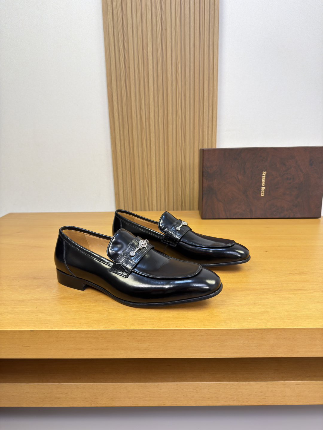 NO:830532,[Stefano Ricci] Stefano Ricci - High-end quality original order formal leather shoes - Upper imported stone pattern calfskin, open edge beaded calfskin, heel stitching, brand fastener decoration - Lining water-dyed cowhide - Outsole ultra-light TPR rubber. Genuine leather; combined molded leather outsole - Ultra-high quality control, fine workmanship highlighted (high-end, luxury, grade) -Size  39-44 (38,45, can be customized)·ST0225,,cowhide,Leather soles19860909【Stefano Ricci】史蒂芬劳·尼治 -高端品质 原单·正装皮鞋 -鞋面进口石头纹小牛皮、开边珠小牛皮、鞋丹起股车缝线、品牌扣件装饰 -内里水染牛皮 -大底超轻TPR橡胶.真皮；组合成型真皮大底 -超高品控·做工精细凸显(高端·贵气·档次) -Size 39-44（38,45,可订做)·ST0225,,cowhide,Leather soles,Men's shoes