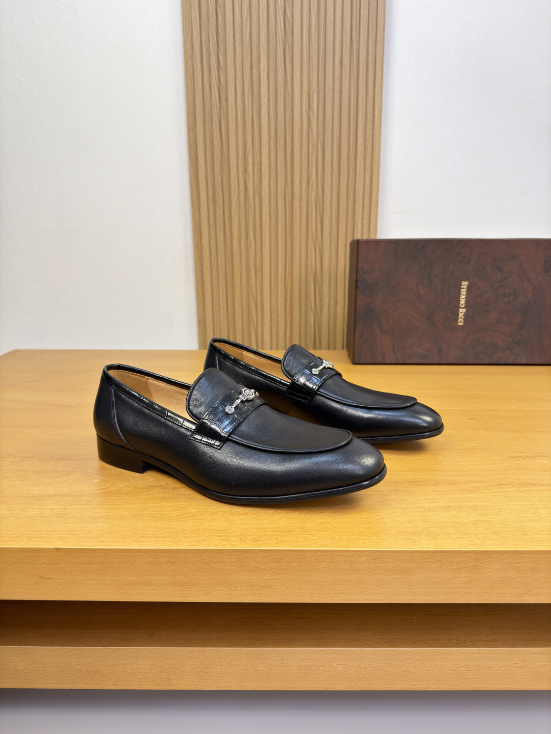 NO:830540,[Stefano Ricci] Stefano Ricci - High-end quality original order formal leather shoes - Upper imported stone calfskin, Nappa calfskin, heel stitching, brand fastener decoration - Lining water-dyed cowhide - Outsole ultra-light TPR rubber. Genuine leather; combined molded leather outsole - Ultra-high quality control, fine workmanship highlighted (high-end, luxury, grade) -Size  39-44 (38,45, can be customized)·ST0225,,cowhide,Leather soles19860909【Stefano Ricci】史蒂芬劳·尼治 -高端品质 原单·正装皮鞋 -鞋面进口石头纹小牛皮、纳帕小牛皮、鞋丹起股车缝线、品牌扣件装饰 -内里水染牛皮 -大底超轻TPR橡胶.真皮；组合成型真皮大底 -超高品控·做工精细凸显(高端·贵气·档次) -Size 39-44（38,45,可订做)·ST0225,,cowhide,Leather soles,Men's shoes