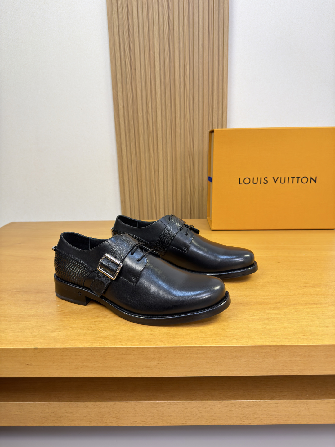NO:830556,[Louis Vuitton] Louis Vuitton - high-end quality, original, formal leather shoes - imported nappa calfskin upper, tongue, heel, brand PVC leather metal fasteners - water-dyed cowhide lining - ultra-light leather outsole, TR rubber, combined molded leather outsole - ultra-high quality control, fine workmanship highlighted (high-end, luxury, grade) -Size  39-44 (38.45.46. Can be customized)·0230,,louis vuitton,louis vuitton,cowhide,Leather soles19860909【 Louis Vuitton】路易威登 -高端品质·原单·正装皮鞋 -鞋面进口纳帕小牛皮、鞋舌.后跟.品牌pvc皮料金属扣件 -内里水染牛皮 -大底超轻真皮·TR橡胶·组合成型真皮大底 -超高品控·做工精细凸显(高端·贵气·档次) -Size 39-44（38.45.46.可订做)·0230,,louis vuitton,louis vuitton,cowhide,Leather soles,Men's shoes