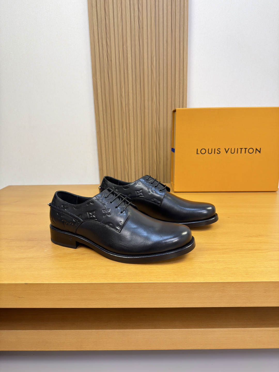 NO:830567,[Louis Vuitton] Louis Vuitton - high-end quality, original, formal leather shoes - imported nappa calfskin upper, tongue, heel, brand PVC leather metal fasteners - water-dyed cowhide lining - ultra-light leather outsole, TR rubber, combined molded leather outsole - ultra-high quality control, fine workmanship highlighted (high-end, luxury, grade) -Size  39-44 (38.45.46. Can be customized)·0230,,louis vuitton,louis vuitton,cowhide,Leather soles19860909【 Louis Vuitton】路易威登 -高端品质·原单·正装皮鞋 -鞋面进口纳帕小牛皮、鞋舌.后跟.品牌pvc皮料金属扣件 -内里水染牛皮 -大底超轻真皮·TR橡胶·组合成型真皮大底 -超高品控·做工精细凸显(高端·贵气·档次) -Size 39-44（38.45.46.可订做)·0230,,louis vuitton,louis vuitton,cowhide,Leather soles,Men's shoes