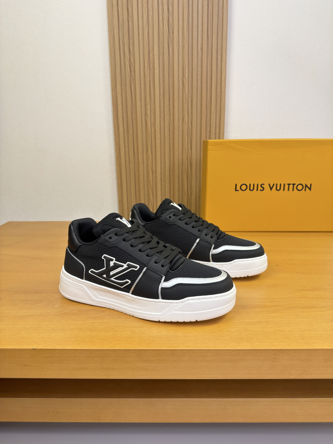 NO:830930,[Louis Vuitton] Louis Vuitton - high-end quality original casual sports shoes - original pebbled calfskin upper, brand hollow mesh canvas, tongue, shoe body, sewn brand plastic module, heel; silk screen high-frequency brand totem - lining brand canvas - outsole ultra-light original TPU foam; molded outsole - ultra-high quality control, fine workmanship highlighted (high-end, luxury, grade) -Size  39-44 (38,45, can be customized)·L0111,,louis vuitton,louis vuitton,sneakers,cowhide19860909【Louis Vuitton】路易威登 -高端品质 原单·休闲运动鞋 -鞋面原版荔纹小牛皮、品牌镂空网帆布、鞋舌.鞋身.车缝品牌塑胶模块、后跟；丝印高周波品牌图腾 -内里品牌帆布 -大底超轻原版TPU发泡；成型大底 -超高品控·做工精细凸显(高端·贵气·档次) -Size 39-44（38,45,可订做)·L0111,,louis vuitton,louis vuitton,sneakers,cowhide,Men's shoes