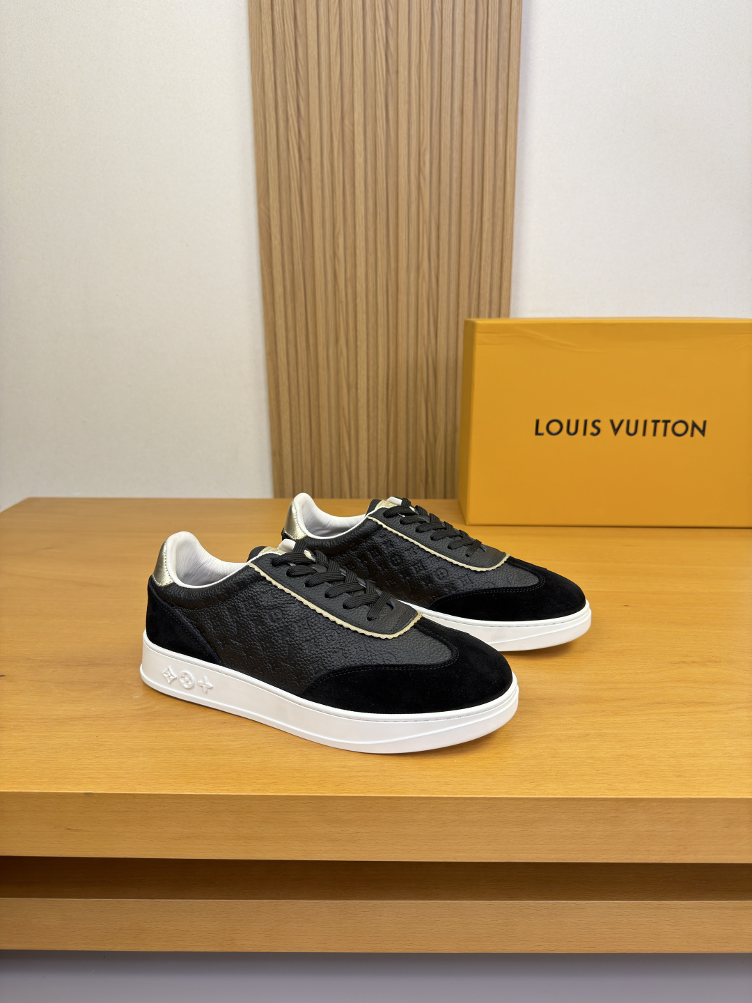 NO:830916,[Louis Vuitton] Louis Vuitton - High-end quality original casual sports sneakers - Original pebbled calfskin upper. Air-pressure brand totem, suede calfskin, tongue. Air-pressure brand logo - Water-dyed cowhide inside - Outsole ultra-light TPR rubber; two-color molded outsole - Ultra-high quality control, fine workmanship highlighted (high-end, luxury, grade) -Size  39-44 (38,45, can be customized)·L0186,,louis vuitton,louis vuitton,cowhide19860909【Louis Vuitton】路易威登 -高端品质 原单·休闲运动板鞋 -鞋面原版荔纹小牛皮.空压品牌图腾、反绒小牛皮、鞋舌.空压品牌logo -内里水染牛皮 -大底超轻TPR·橡胶；双色成型大底 -超高品控·做工精细凸显(高端·贵气·档次) -Size 39-44（38,45,可订做)·L0186,,louis vuitton,louis vuitton,cowhide,Men's shoes