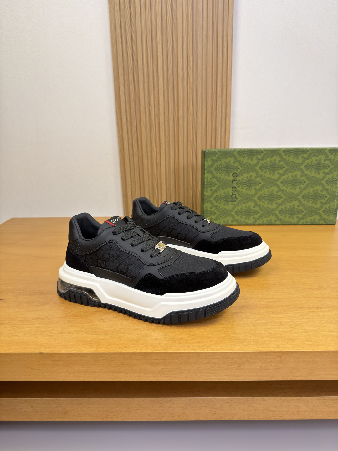 NO:831097,[Gucci] Gucci - high-end quality original casual sports shoes - upper Nappa calfskin, suede calfskin, brand totem high mercerized canvas, shoe body, brand metal fasteners, tongue, sewn brand logo cloth label - lining water-dyed cowhide - outsole original TPU foam. TR rubber vacuum; two-color molded air bag outsole - ultra-high quality control, fine workmanship highlighted (high-end, luxury, grade) -Size  39-44 (38, 45, 46, can be customized)·H0186,,gucci,gucci,sneakers,cowhide19860909【 Gucci】古驰 -高端品质 原单·休闲运动鞋 -鞋面纳帕小牛皮、反绒小牛皮、品牌图腾高丝光帆布、鞋身.品牌金属扣件、鞋舌.车缝品牌logo布标 -内里水染牛皮 -大底原版TPU发泡.TR橡胶抽真空；双色成型气囊大底 -超高品控·做工精细凸显(高端·贵气·档次) -Size 39-44（38,45,46,可订做)·H0186,,gucci,gucci,sneakers,cowhide,Men's shoes