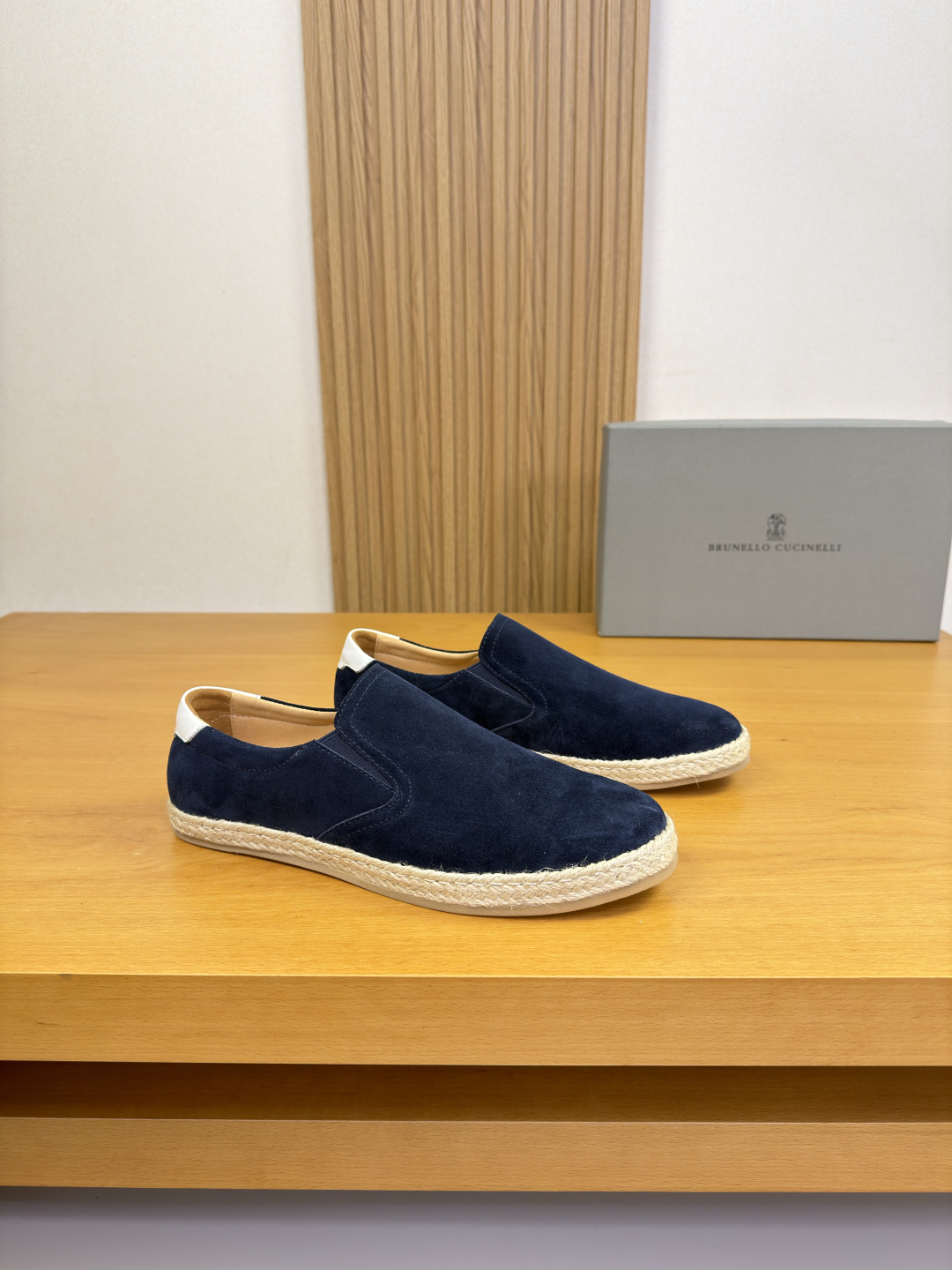 NO:831104,[Brunello Cucinelli] Brunello Cucinelli - High-end quality original order casual sports shoes - Imported nappa calfskin upper, suede calfskin, heel. Air-pressure brand logo totem - Water-dyed cowhide inside - Outsole ultra-light TPR·rubber. Surrounding braided rope; combined molded outsole -Super high quality control·Fine workmanship highlights (high-end·luxury·grade) -Size  39-44 (38, 45, 46, can be customized)·BC,, brunello cucinelli, sneakers, cowhide19860909【 Brunello Cucinelli】布鲁内洛·库奇内利 -高端品质 原单·休闲运动鞋 -鞋面进口纳帕小牛皮、反绒小牛皮、后跟.空压品牌logo图腾 -内里水染牛皮 -大底超轻TPR·橡胶.围边编织绳；组合成型大底 -超高品控·做工精细凸显(高端·贵气·档次) -Size 39-44（38,45,46,可订做)·BC,,brunello cucinelli,sneakers,cowhide,Men's shoes