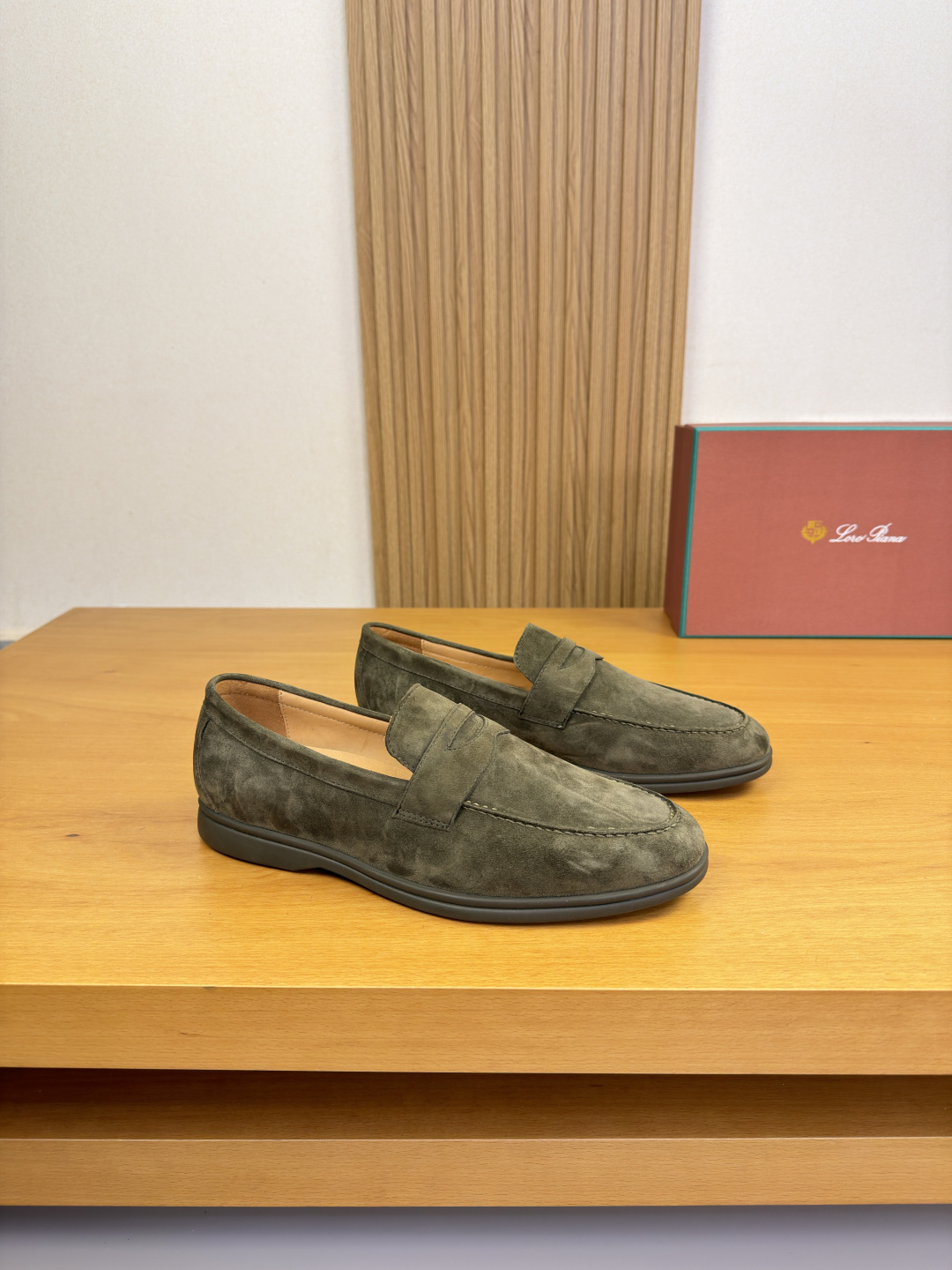 NO:831111,[Loro piana] LP Nuoyou Piana - high-end quality original single slip-on casual sports shoes - upper original high mercerized suede sheepskin leather, shoe leather. outer stitching, heel air pressure brand logo - inner water-dyed cowhide - outsole ultra-light TPR rubber; molded outsole - ultra-high quality control, fine workmanship highlighted (high-end, luxury, grade) -Size  39-44 (38, 45, 46, can be customized),,loro piana,loro piana,sneakers,cowhide,sheep19860909【Loro piana】LP诺悠翩雅  -高端品质 原单·休闲运动鞋一脚蹬 -鞋面原版高丝光反绒羊京皮、鞋丹.外合车缝线、后跟空压品牌logo -内里水染牛皮 -大底超轻TPR·橡胶；成型大底 -超高品控·做工精细凸显(高端·贵气·档次) -Size 39-44（38,45,46,可订做),,loro piana,loro piana,sneakers,cowhide,sheep,Men's shoes