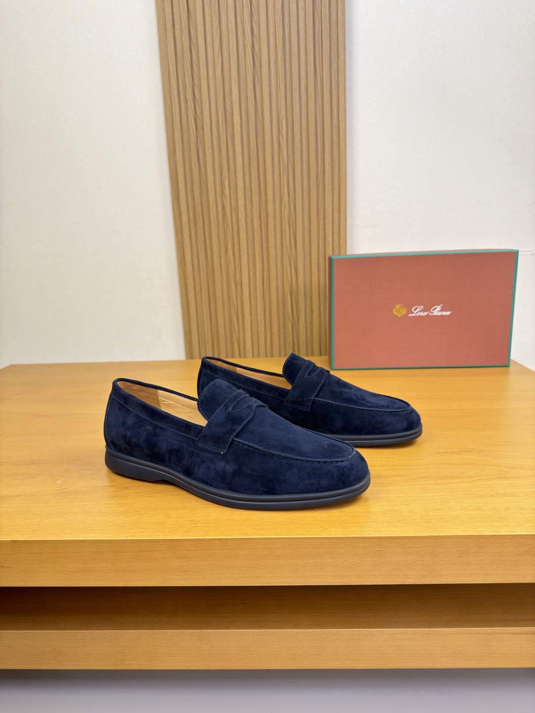 NO:831118,[Loro piana] LP Nuoyou Piana - high-end quality original single slip-on casual sports shoes - upper original high mercerized suede sheepskin leather, shoe leather. outer stitching, brand cross-arm decoration, heel air-pressure brand logo - lining water-dyed cowhide - outsole ultra-light TPR rubber; molded outsole - ultra-high quality control, fine workmanship highlighted (high-end, luxury, grade) -Size  39-44 (38, 45, 46, can be customized),,loro piana,loro piana,sneakers,cowhide,sheep19860909【Loro piana】LP诺悠翩雅  -高端品质 原单·休闲运动鞋一脚蹬 -鞋面原版高丝光反绒羊京皮、鞋丹.外合车缝线、品牌横担装饰、后跟空压品牌logo -内里水染牛皮 -大底超轻TPR·橡胶；成型大底 -超高品控·做工精细凸显(高端·贵气·档次) -Size 39-44（38,45,46,可订做),,loro piana,loro piana,sneakers,cowhide,sheep,Men's shoes