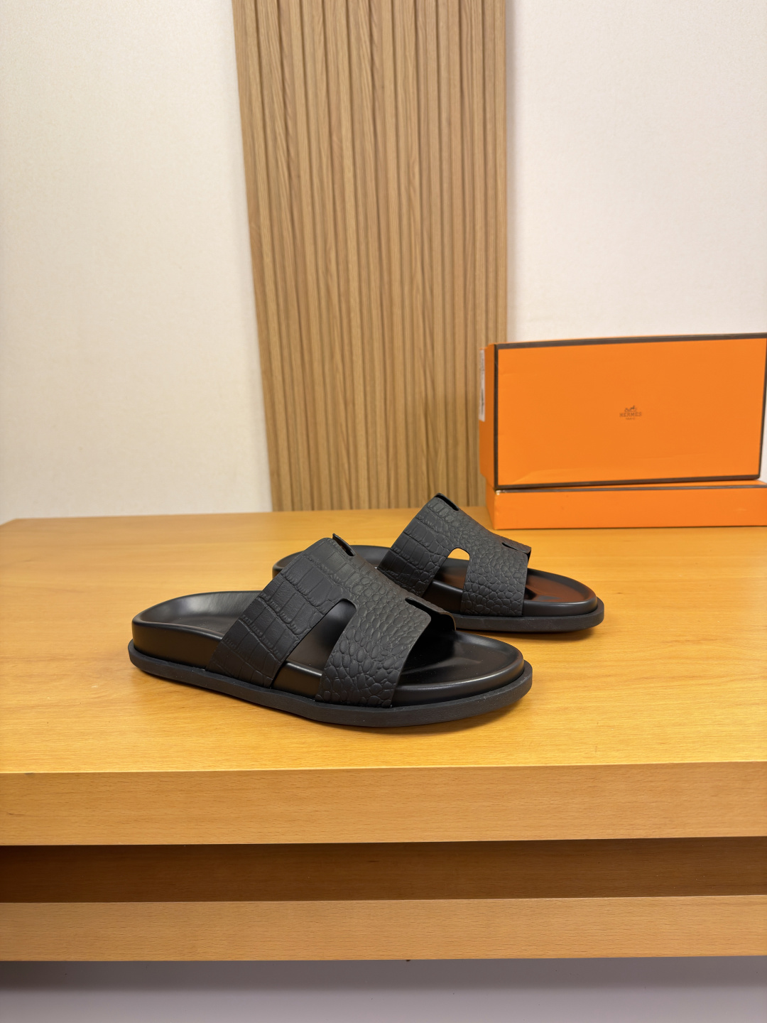 NO:831126,[HERMES] Hermès - High-end quality, original, casual sandals - Original stone-grained calfskin on the upper, forged H’ totem - Water-dyed cowhide on the inside - Ultra-light TPU outsole with water platform; combined molded outsole - Super high quality control, fine workmanship highlighted (high-end, extravagance, grade) -Size 39-44 (38, 45, custom-made) · H0186,, hermes, hermes, slippers, cowhide19860909【 HERMES】爱马仕 -高端品质·原单·休闲凉拖鞋 -鞋面原版石头纹小牛皮、锻造H’图腾 -内里水染牛皮 -大底超轻TPU包水台；组合成型大底 -超高品控·做工精细凸显(高端·贵气·档次) -Size 39-44（38,45,订做)·H0186,,hermes,hermes,slippers,cowhide,Men's shoes