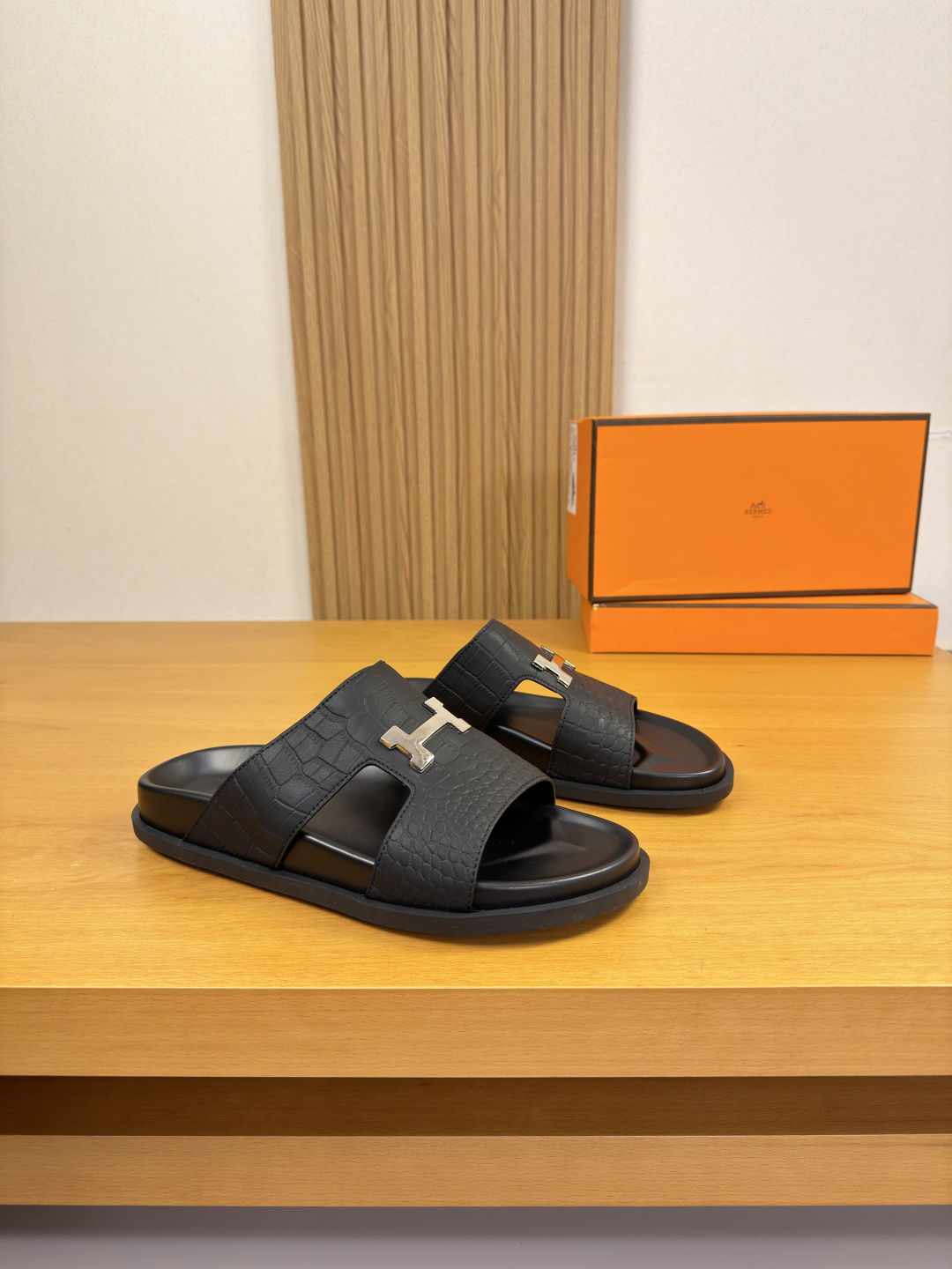 NO:831135,[HERMES] Hermès - High-end quality, original, casual sandals - Original stone grained calf leather on the upper, forged H’ totem, branded metal fasteners - Water-dyed cow leather on the inside - Ultra-light TPU outsole with water table; combined molded outsole - Ultra-high quality control, fine workmanship highlighted (high-end, luxury, grade) -Size  39-44 (38, 45, customized)·H0186,,hermes,hermes,slippers,cowhide19860909【 HERMES】爱马仕 -高端品质·原单·休闲凉拖鞋 -鞋面原版石头纹小牛皮、锻造H’图腾、品牌金属扣件 -内里水染牛皮 -大底超轻TPU包水台；组合成型大底 -超高品控·做工精细凸显(高端·贵气·档次) -Size 39-44（38,45,订做)·H0186,,hermes,hermes,slippers,cowhide,Men's shoes