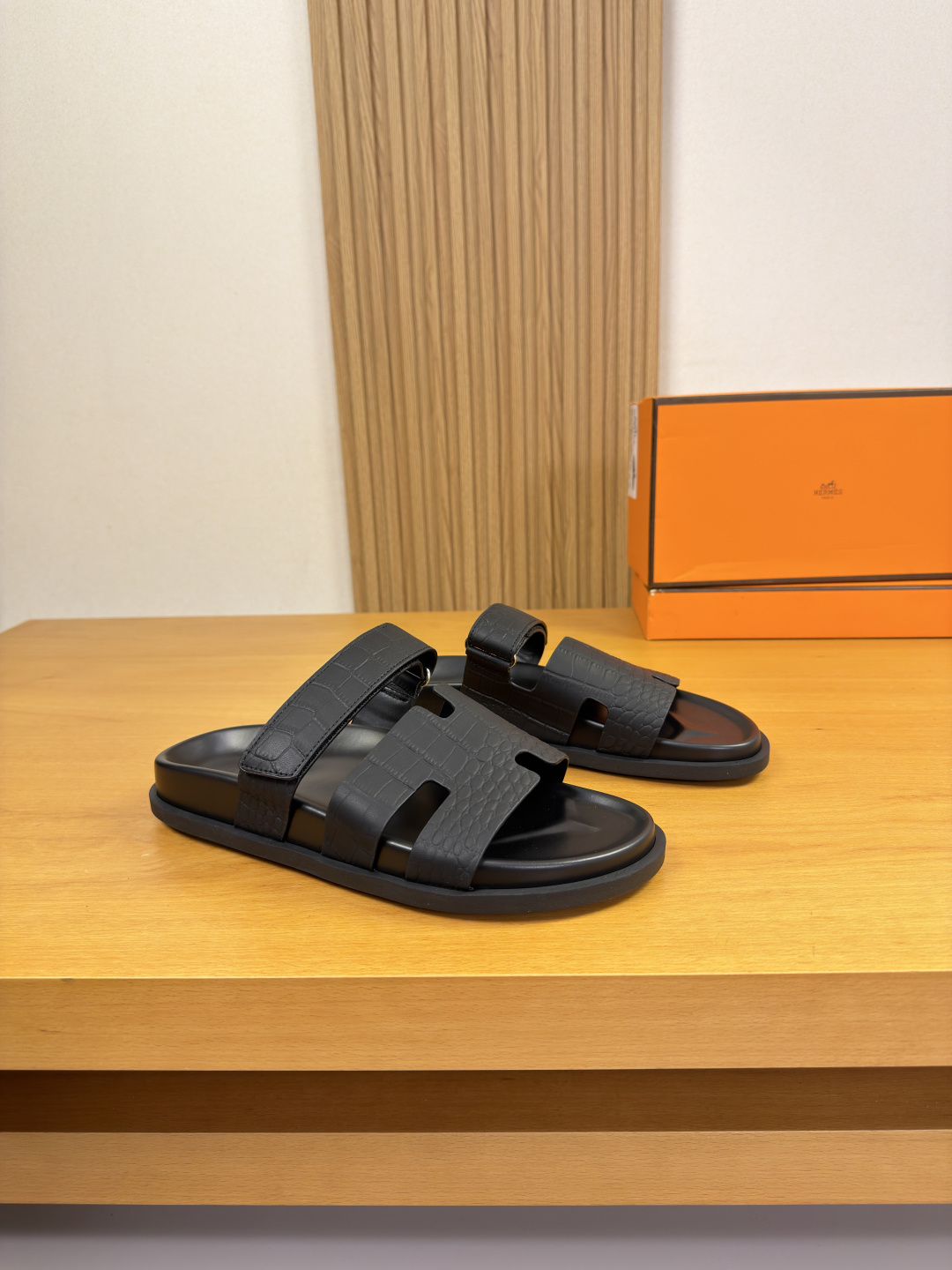 NO:831140,[HERMES] Hermès - High-end quality, original, casual sandals - Original stone-patterned calfskin upper, forged H’ totem, branded metal fasteners. Velcro technology - Water-dyed cowhide lining - Ultra-light TPU outsole with water table; combined molded outsole - Ultra-high quality control, fine workmanship highlighted (high-end, luxury, grade) -Size  39-44 (38, 45, customized)·H0186,,hermes,hermes,slippers,cowhide19860909【 HERMES】爱马仕 -高端品质·原单·休闲凉拖鞋 -鞋面原版石头纹小牛皮、锻造H’图腾、品牌金属扣件.魔术贴工艺 -内里水染牛皮 -大底超轻TPU包水台；组合成型大底 -超高品控·做工精细凸显(高端·贵气·档次) -Size 39-44（38,45,订做)·H0186,,hermes,hermes,slippers,cowhide,Men's shoes
