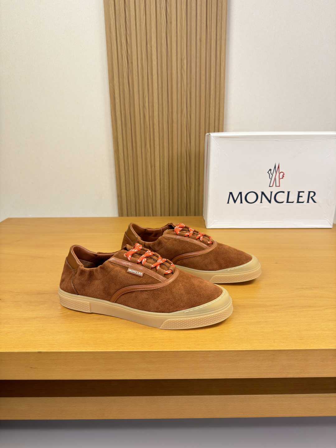 NO:831145,[MONCLER] Moncler (Mongolia) - high-end quality original casual sports sneakers - upper Nappa calfskin, suede calfskin, shoe body sewn with brand plastic logo - lining water-dyed cowhide - outsole ultra-light TPR rubber; molded outsole - ultra-high quality control, fine workmanship (high-end, luxury, grade) -Size  39-44 (38,45, can be customized)·MC0126,,Moncler,Moncler,cowhide19860909【MONCLER】盟可睐(蒙口)  -高端品质 原单·休闲运动板鞋 -鞋面纳帕小牛皮、反绒小牛皮、鞋身车缝品牌塑胶logo标识 -内里水染牛皮 -大底超轻TPR·橡胶；成型大底 -超高品控·做工精细凸显(高端·贵气·档次) -Size 39-44（38,45,可订做)·MC0126,,Moncler,Moncler,cowhide,Men's shoes